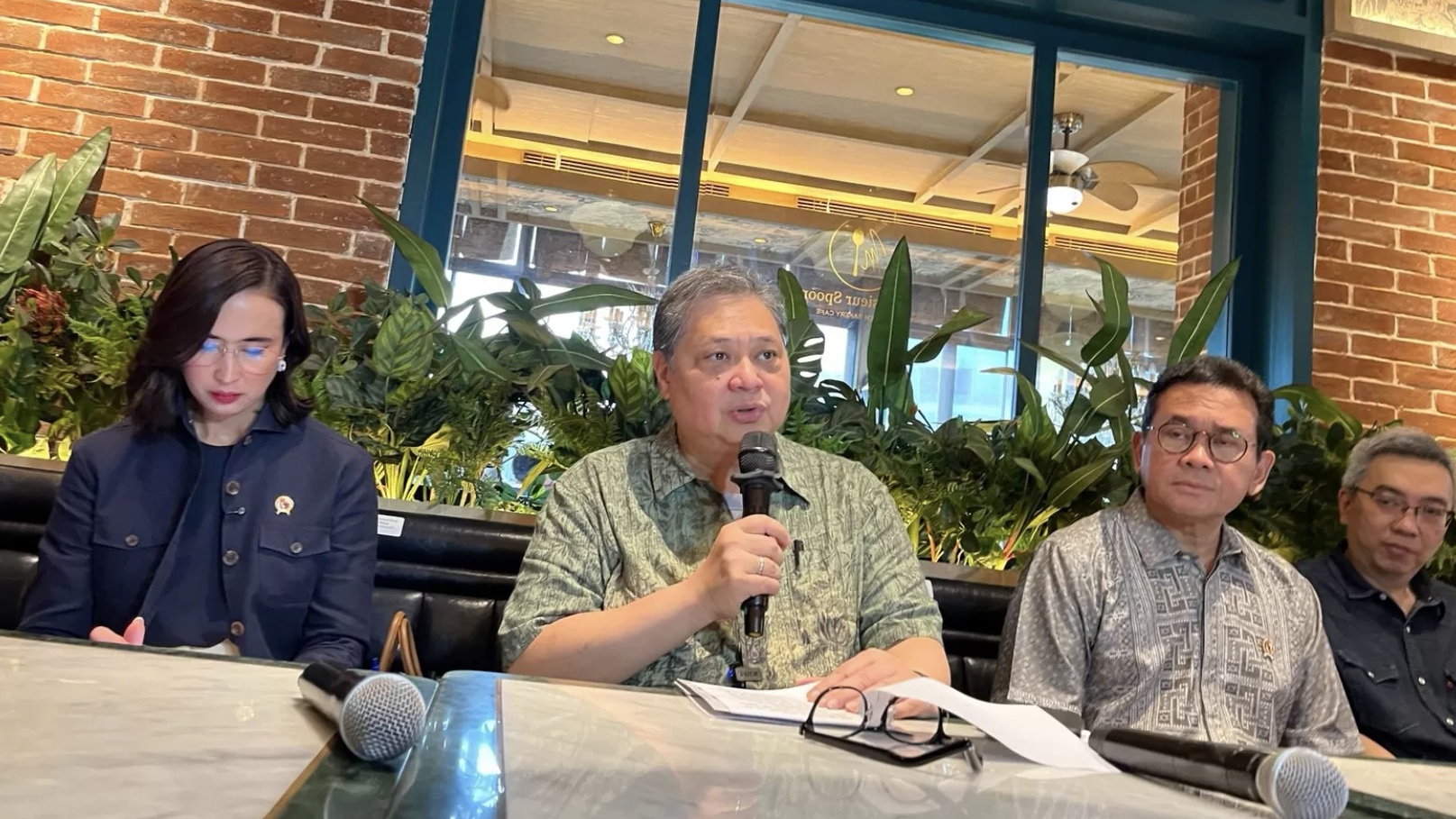 Menteri Perekonomian Airlangga Hartarto saat konferensi pers di Pondok Indah Mal 1, Jakarta Selatan. (Nurul Fitriana/JawaPos.com)