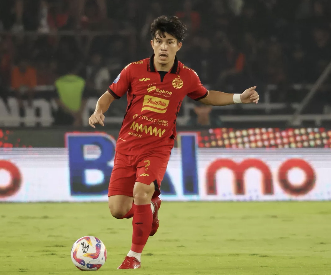 Pemain Persija Jakarta Ryo Matsumura pada pertandingan melawan Persebaya Surabaya di pertandingan Liga 1 2024/2025 di Stadion Utama Gelora Bung Karno, Jakarta, Sabtu (12/4/2025). (Dery Ridwansah/ Jawa
