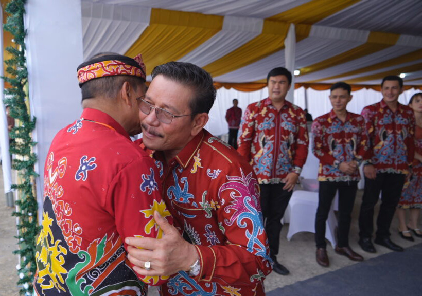 GELAR OPEN HOUSE: Wagub Kaltara Ingkong Ala menyambut kedatangan Gubernur Kaltara Zainal A. Paliwang. (DKISP KALTARA)