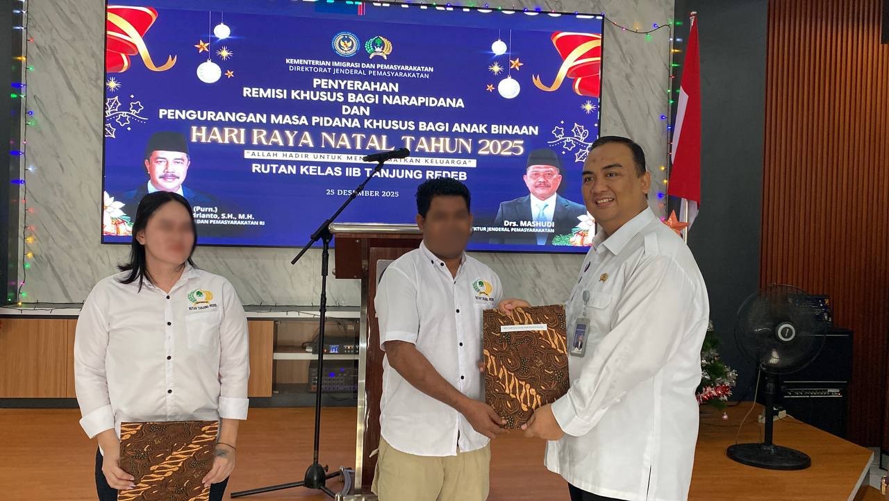 TERIMA REMISI: Sejumlah WBP saat menerima SK remisi yang dilakukan pada Kamis (25/12) lalu. (ARTA KUSUMA YUNANDA/BP)