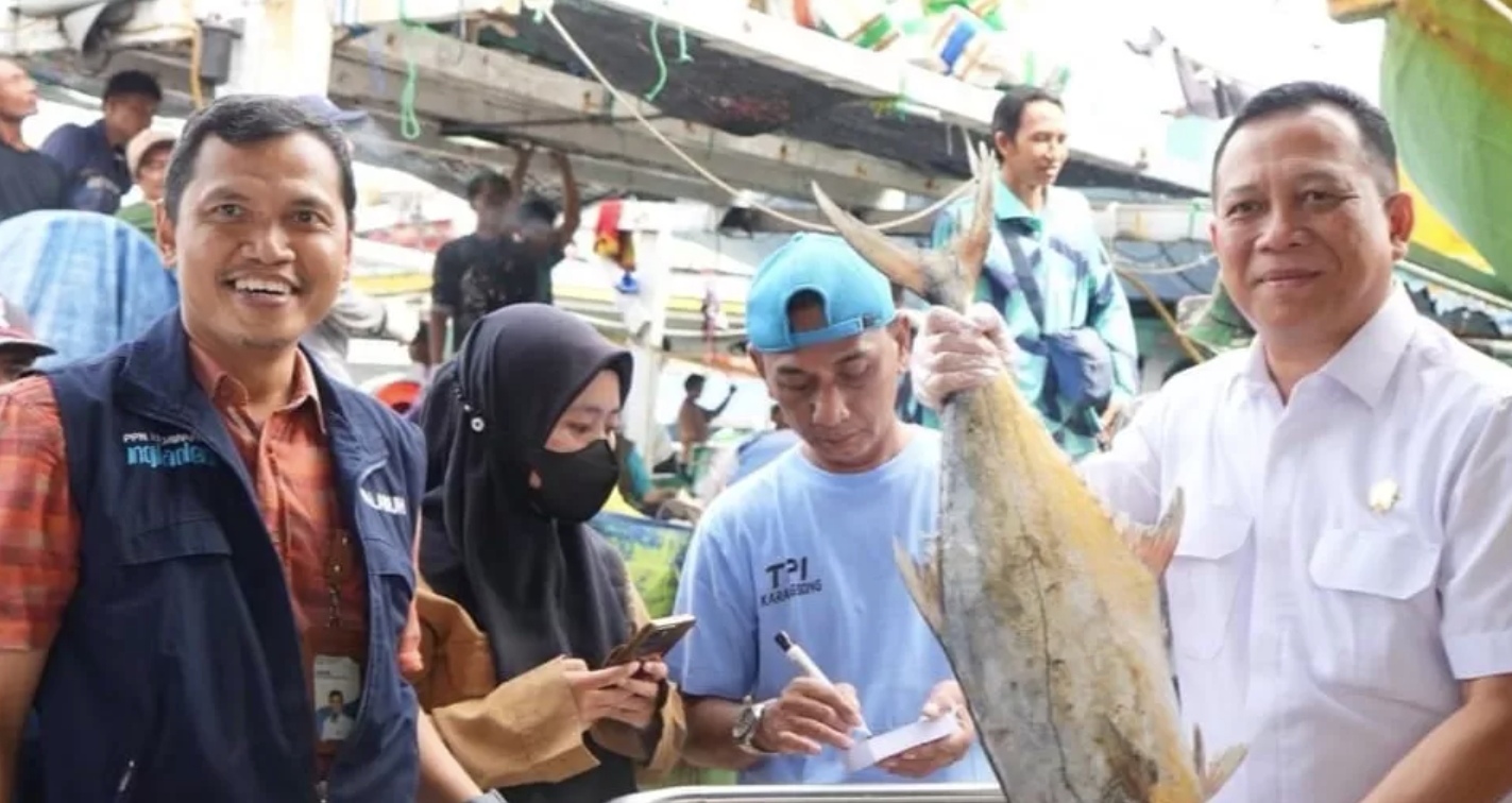 Direktur Jenderal Perikanan Tangkap Lotharia Latif (kanan) mengunjungi salah satu pelabuhan perikanan. (Jawapos.com)