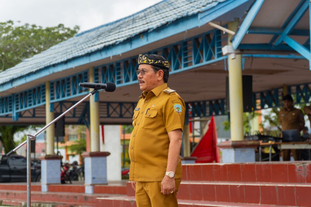 PIMPIN APEL: Wagub Kaltara Ingkong Ala memimpin apel akhir tahun di Lapangan Agatish Tanjung Selor, Senin (29/12). (DKISP KALTARA)
