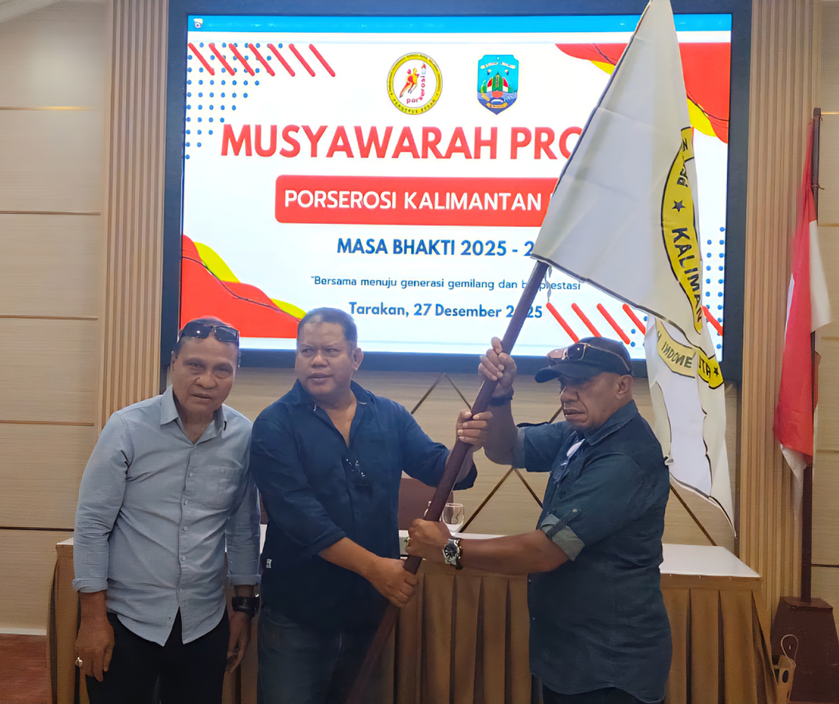 PIMPINAN BARU: Maxi Donatus (kanan) usai terpilih jadi ketua Perserosi Kaltara, Senin (29/12). (SEPTIAN ASMADI/HRK)