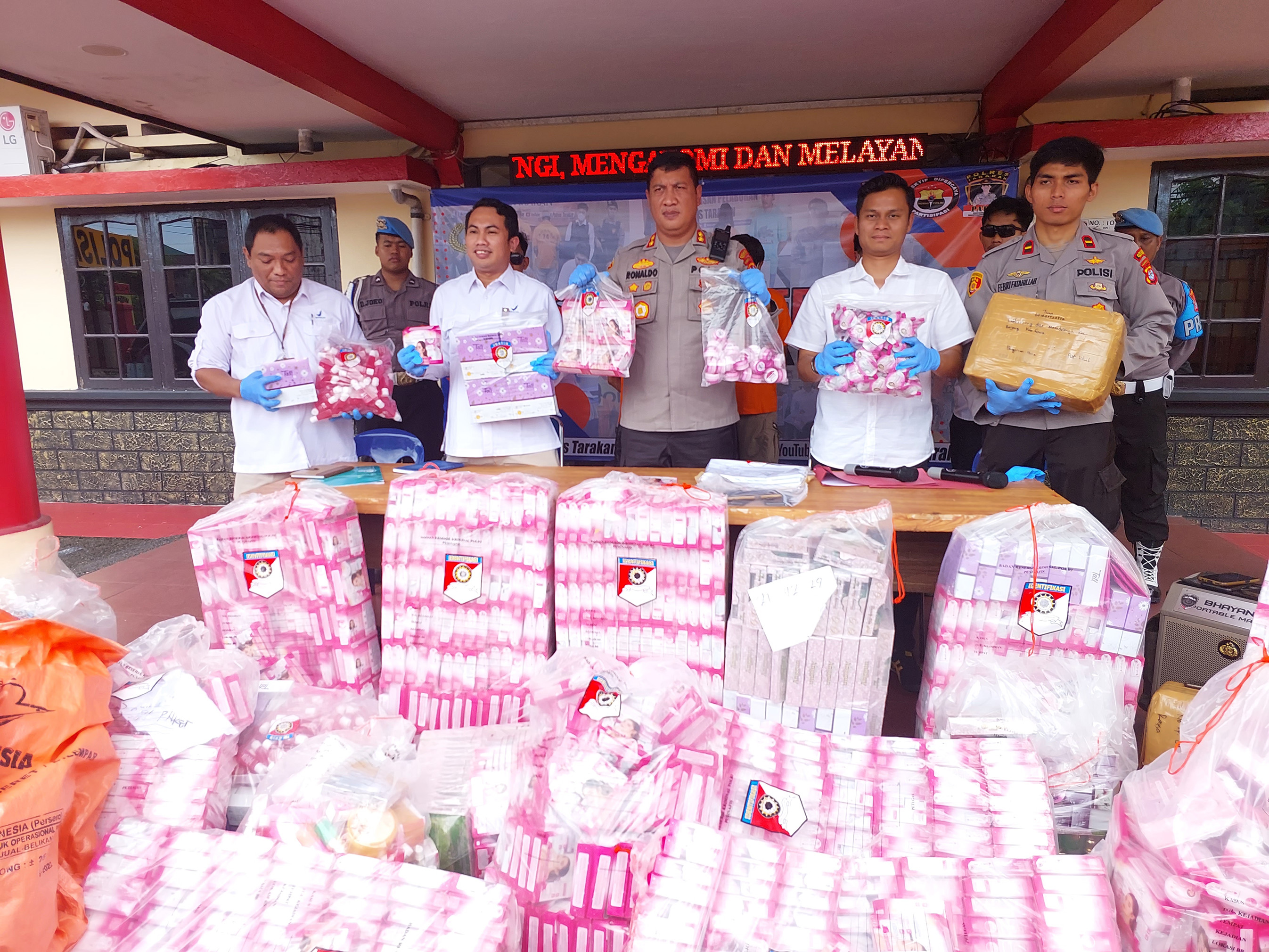 KOSMETIK ILEGAL: Aparat penegak hukum ungkap kasus kosmetik ilegal bersama BPOM Tarakan pada tahun 2023 lalu. (HRK)