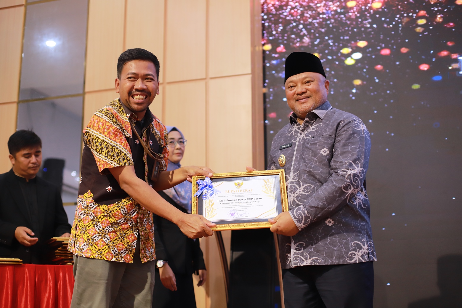 PENGHARGAAN: PLN Indonesia Power UBP Berau menerima penghargaan para Anugerah Literasi Tahun 2025. (PLN IP UBP BERAU)