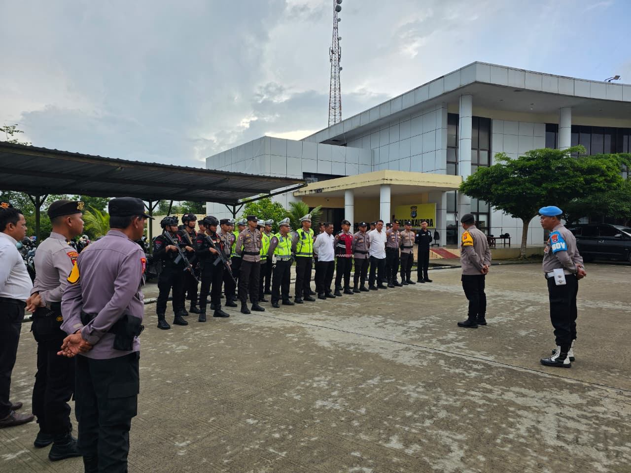 BERI ARAHAN: Personel Polda Kaltara melaksanakan apel Operasi Lilin Kayan 2025 di Mapolda Kaltara, Senin (29/12). (POLDA KALTARA UNTUK HRK)