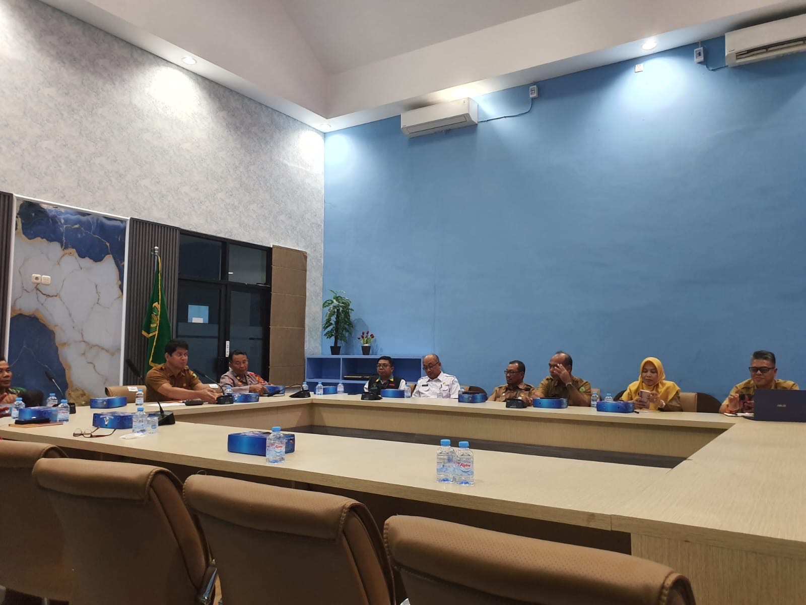 APEL KESIAPSIAGAAN: Jajaran Pemkab Berau saat mengikuti rakor apel kesiapsiagaan bencana hidrometeorologi basah secara daring di ruang rapat teleconference Diskominfo Berau, Senin (29/12). (ISTIMEWA)