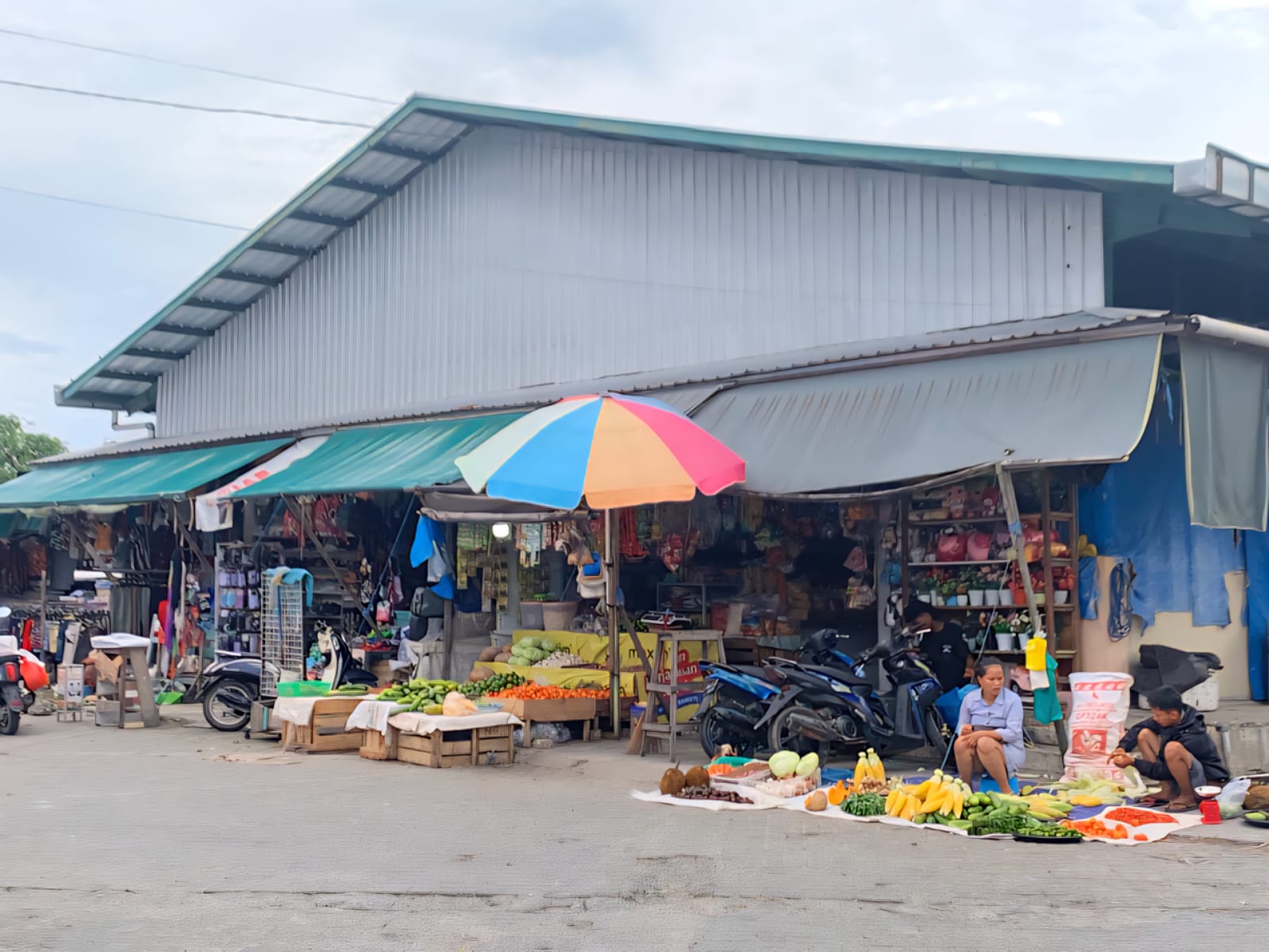DI LUAR AREA: Pedagang di luar area resmi dikeluhkan sesama pedagang pasar Tenguyun. (SEPTIAN ASMADI/HRK)