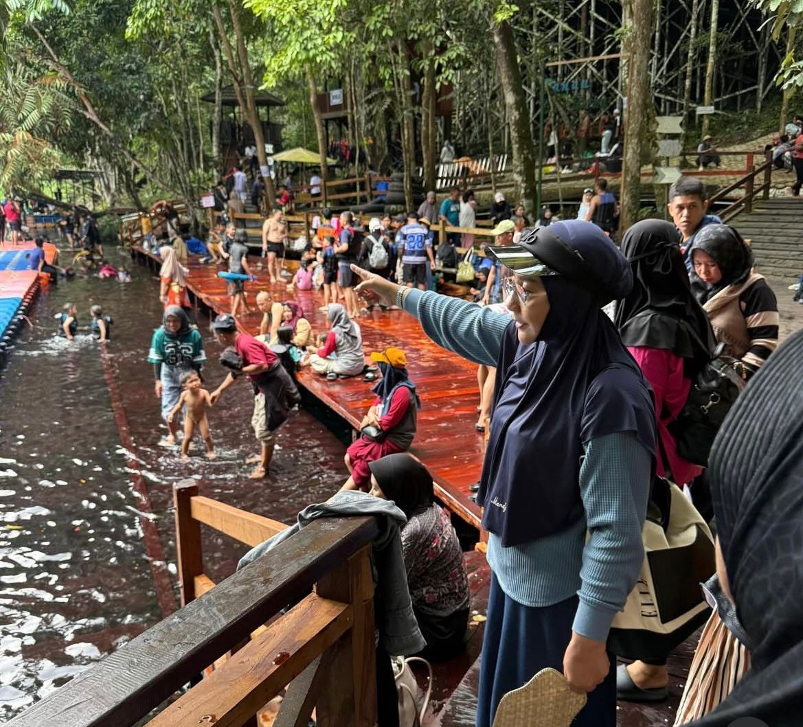 PASTIKAN WISATA AMAN: Bupati Berau Sri Juniarsih saat meninjau lokasi wisata Labuan Cermin saat libur Nataru. (SENO/BP)