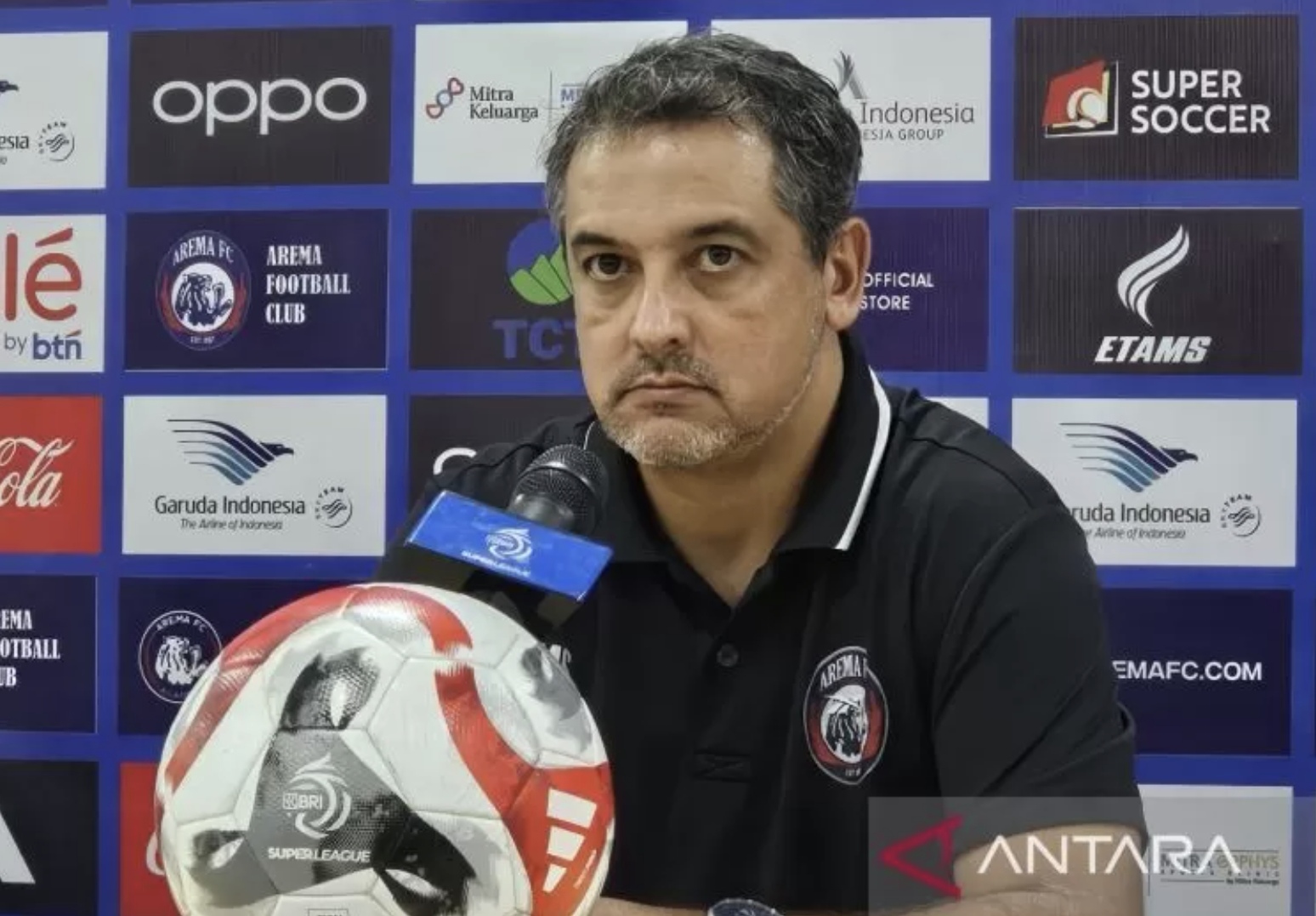 Pelatih Arema FC Marcos Santos memberikan keterangan kepada wartawan di Stadion Kanjuruhan, Kabupaten Malang, Jawa Timur, Selasa (30/12/2025). (ANTARA)