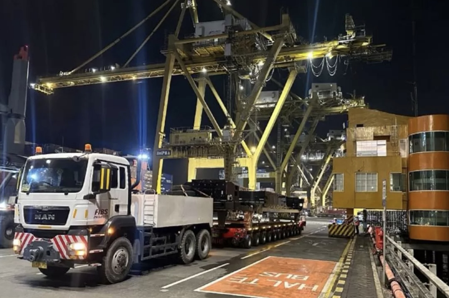 PT Industri Kereta Api atau PT INKA (Persero) mengirimkan tiga unit platform lokomotif ke Australia untuk United Group Limited (UGL).