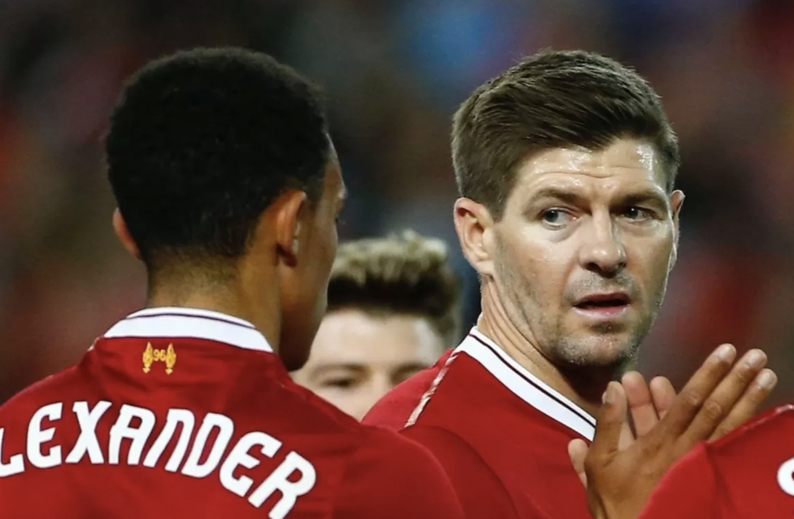 Steven Gerrard dan Trent Alexander Arnold. (Liverpool FC)