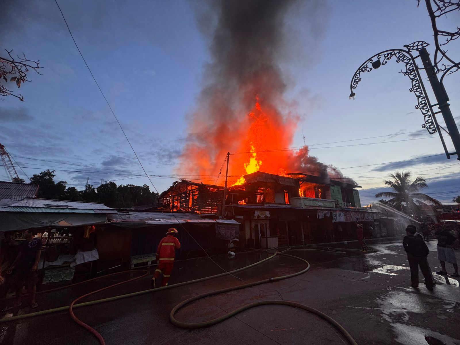 TERBAKAR: Salah satu rumah makan di kawasan Milono ikut terbakar. (DAYAT/BP)