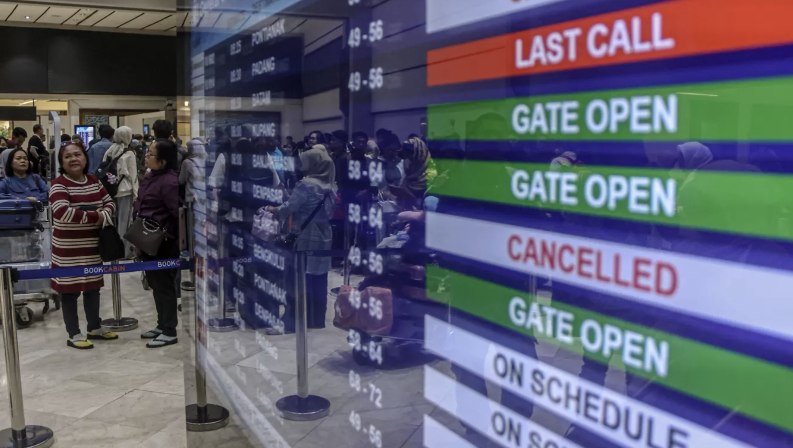 Penumpang mengantri di depan konter check-in di Terminal 2, Bandara Soekarno-Hatta, Tangerang, Sabtu (20/12/2025). (Hanung Hambara/Jawa Pos)