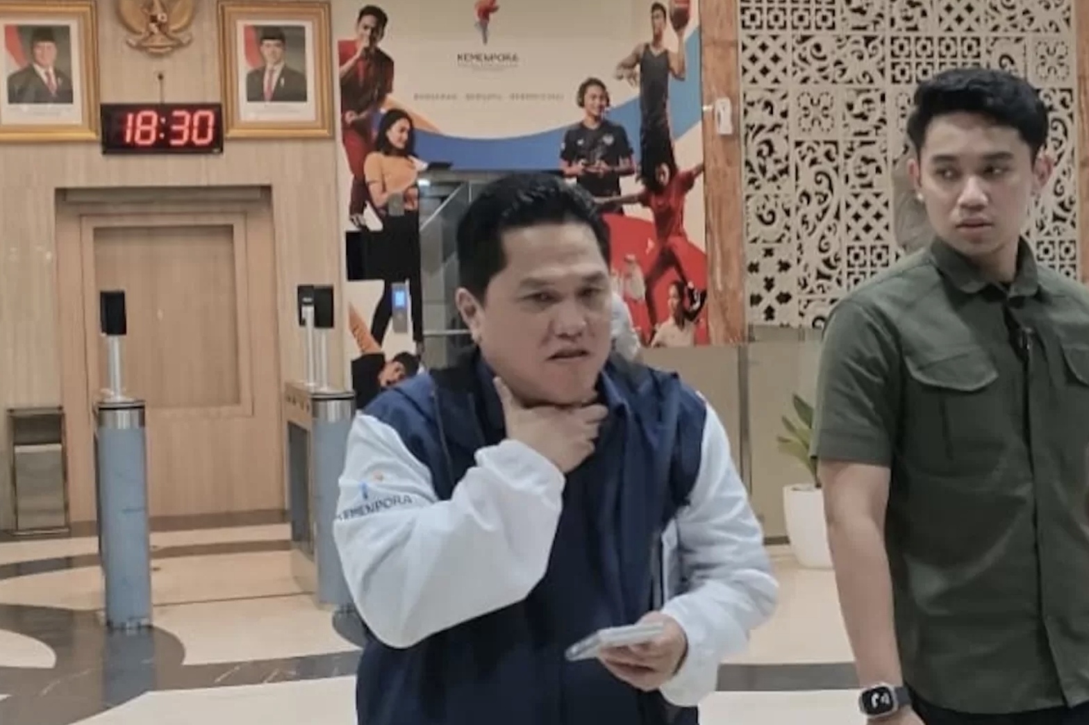 Menpora RI, Erick Thohir irit bicara saat ditanya soal SEA Games 2025 di Gedung Kemenpora RI, Jumat (2/1). (Dimas Ramadhan/JawaPos.com)