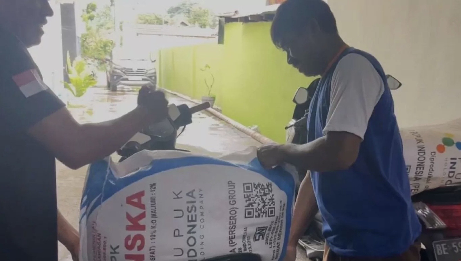 Penebusan pupuk bersubsidi oleh petani. (Istimewa)