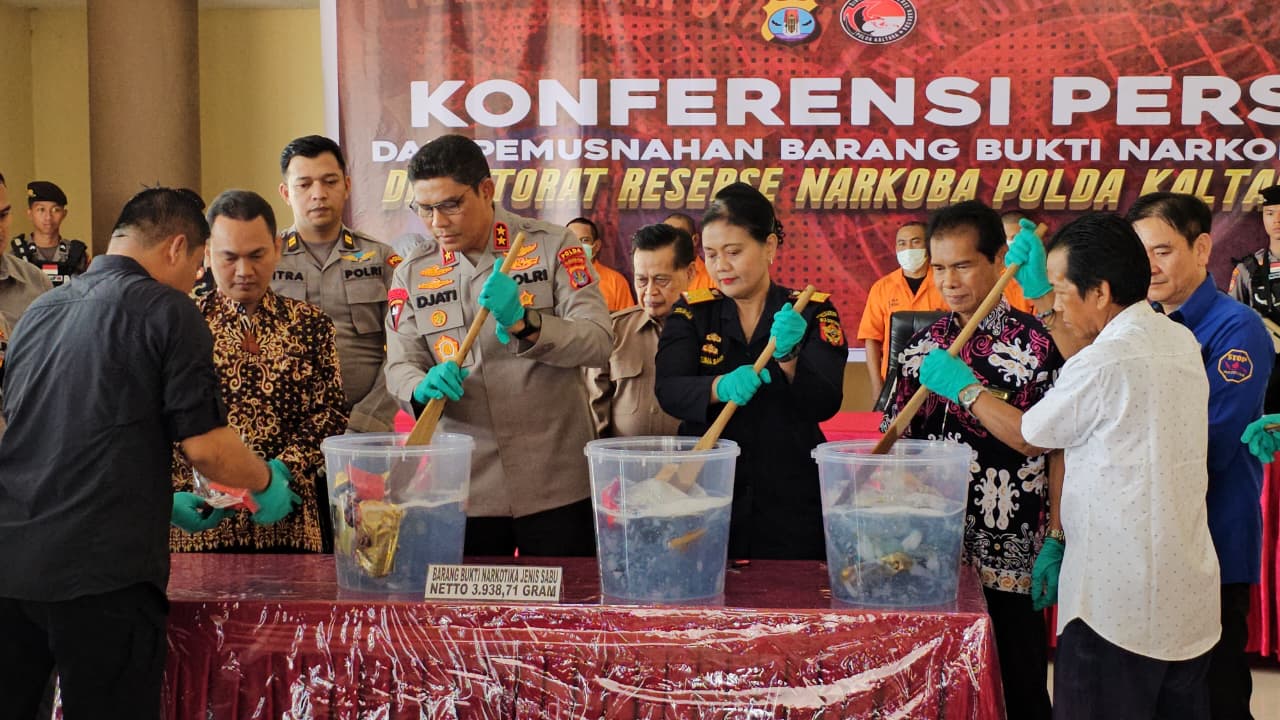 MUSNAHKAN SABU: Polda Kaltara berkomitmen membersihkan peredaran narkoba di wilayah perbatasan. (FAISAL/HRK)
