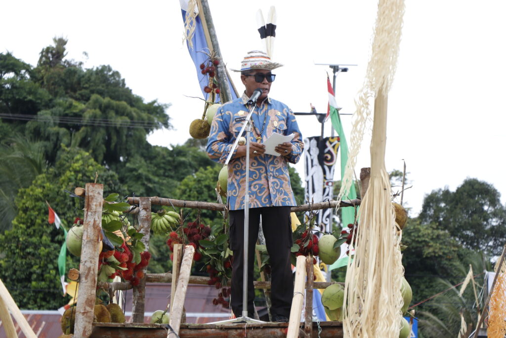 TRADISI ADAT: Pesta Budaya Meja Panjang di Desa Pimping, Kecamatan Tanjung Palas Utara, Kabupaten Bulungan dihadiri Gubernur Kaltara Zainal A. Paliwang. (DKISP KALTARA)