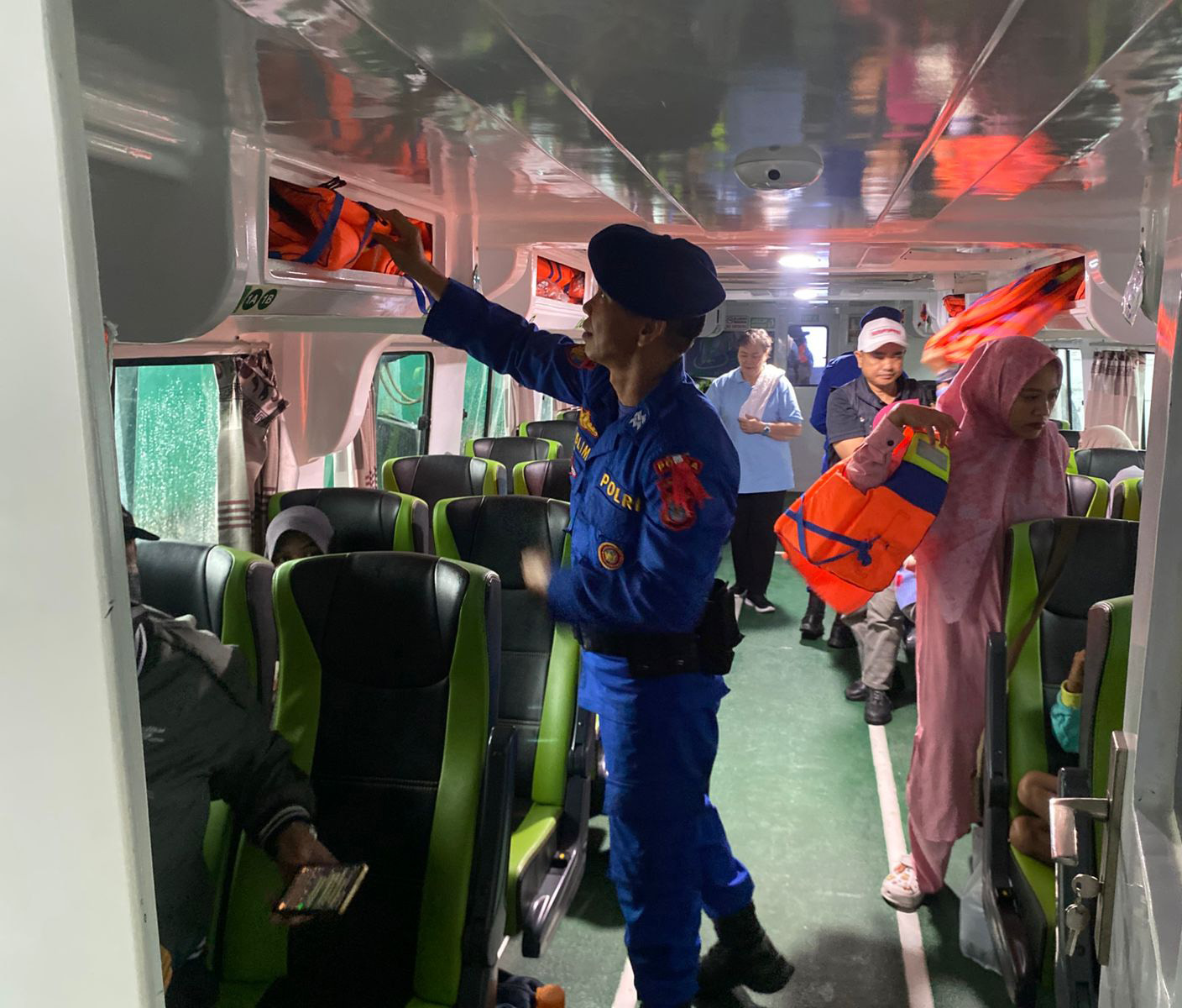 AMANKAN PELABUHAN: Personel Polres Tarakan awasi Pelabuhan Tengkayu I Tarakan periode Nataru. (POLRES TARAKAN UNTUK HRK)
