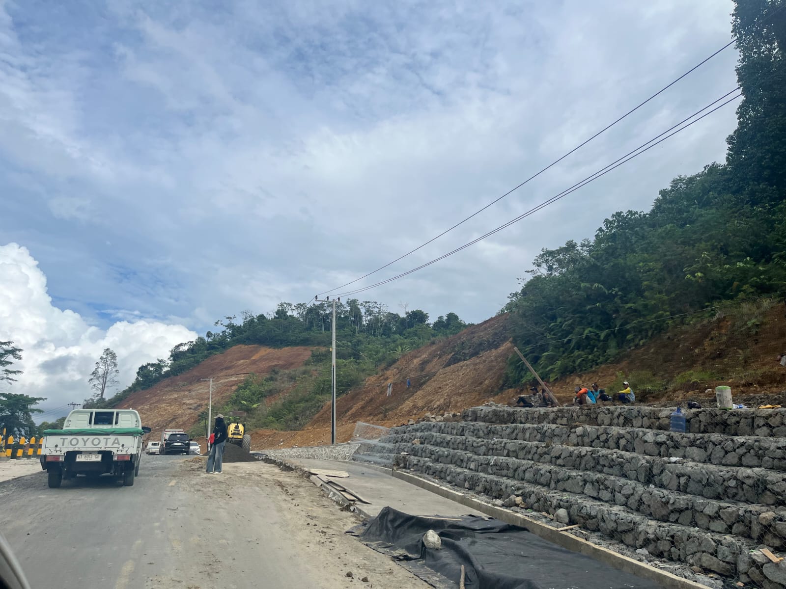 PENGERJAAN FISIK: Kebijakan efisiensi menjadi salah satu faktor yang memperlambat laju pelaksanaan kegiatan di lapangan. (FAISAL/HRK)