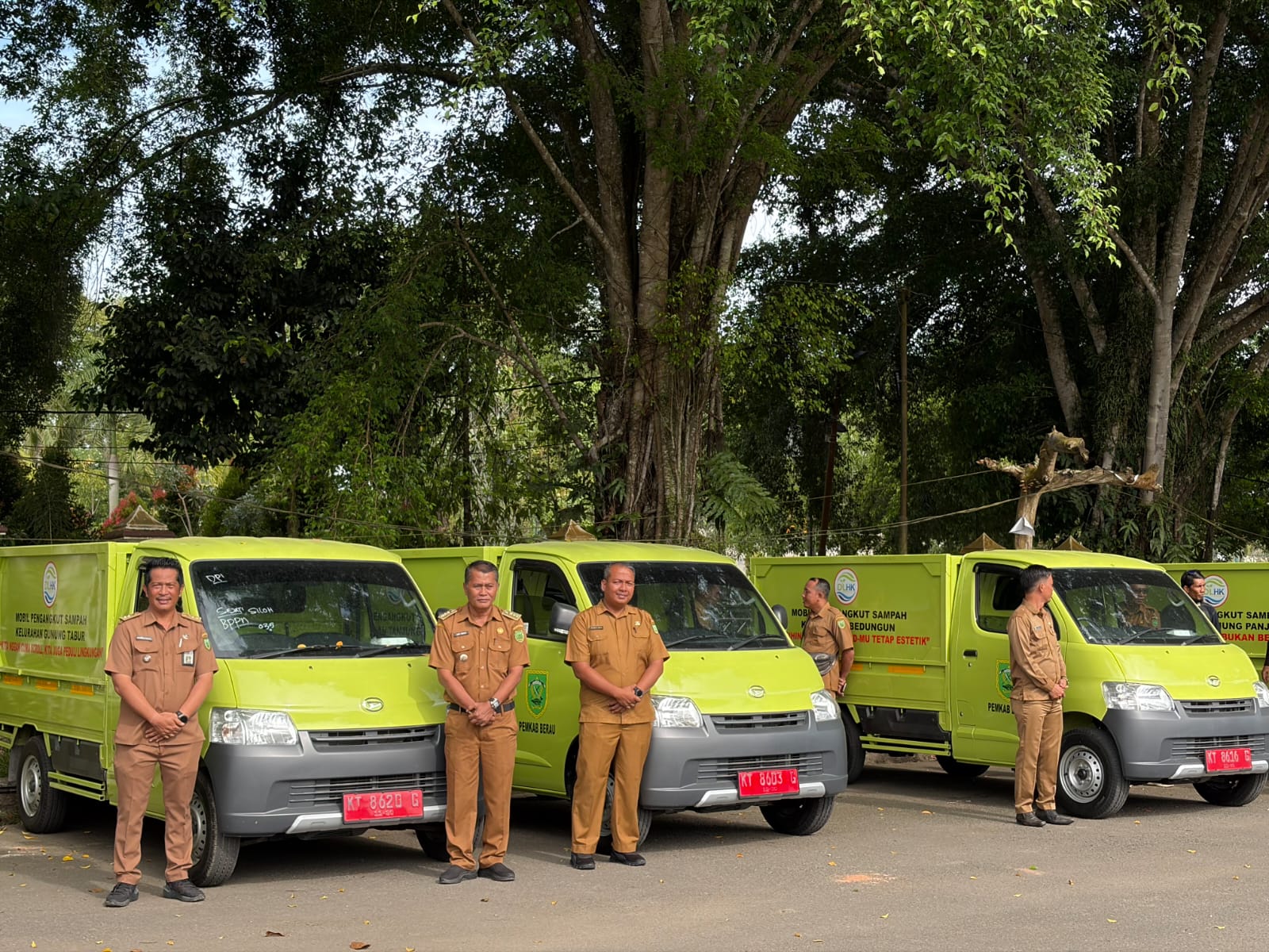 ATASI SAMPAH: 10 kelurahan di Kabupaten Berau menerima mobil pengangkut sampah dari DLHK Berau. (IZZA/BP)