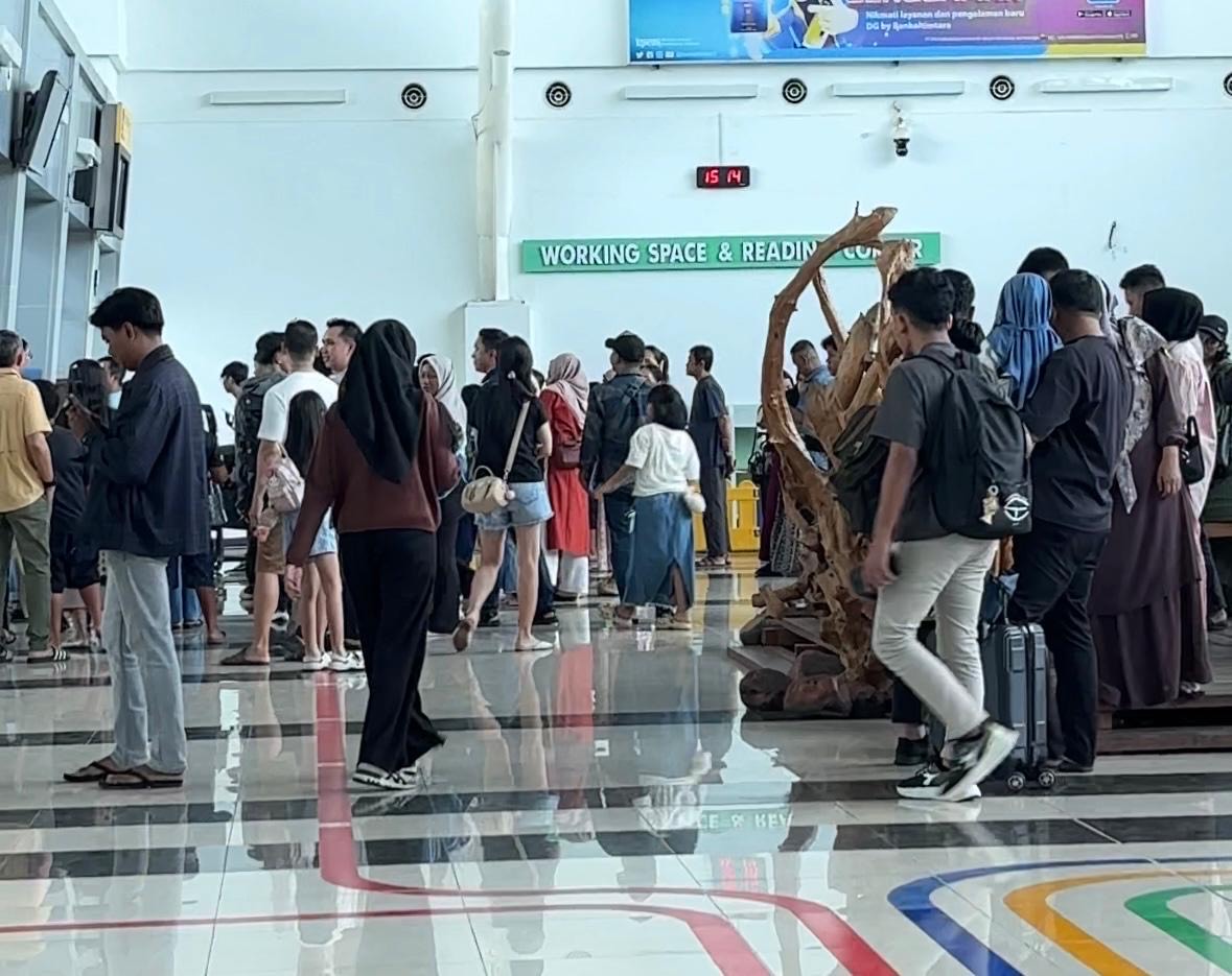 LONJAKAN PENUMPANG: Selama momen libur Nataru 2025-2026, puluhan ribu penumpang tercatat menggunakan layanan transportasi udara melalui Bandara Kalimarau. (SENO/BP)