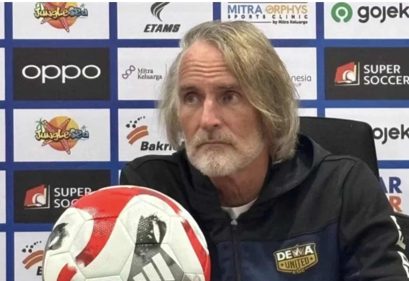 Pelatih Dewa United Jan Olde Reikerink saat memberikan pernyataan kepada media sebelum laga Super League 2025/2026 kontra Bhayangkara Presisi Lampung FC di Bandarlampung, Minggu (4/1/2026). (ANTARA)