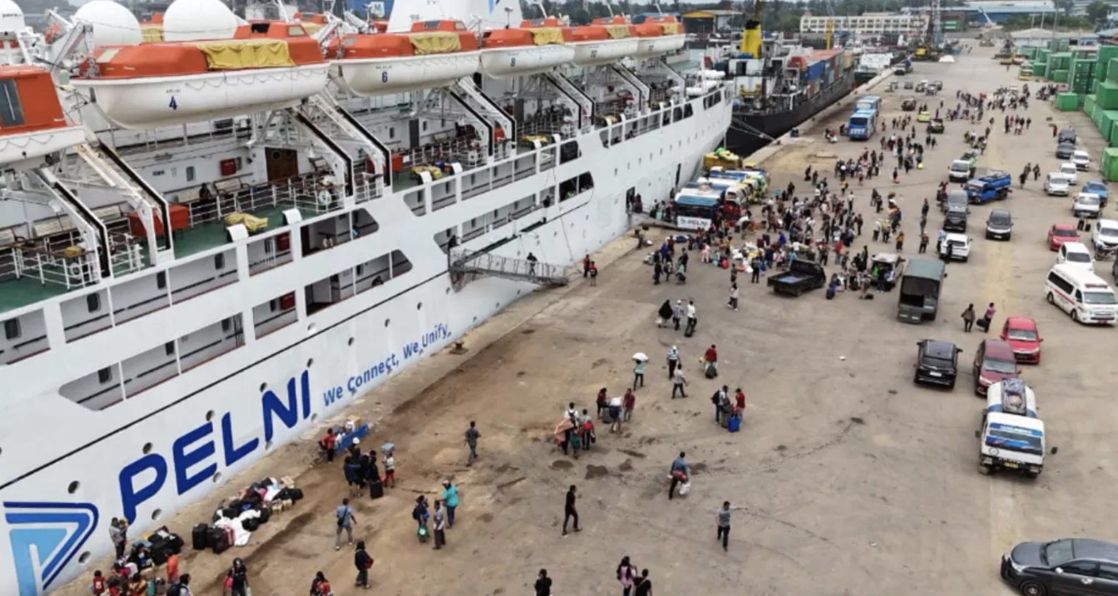Kapal Pelni saat melayani penumpang selama Libur Nataru (Dok. Pelni)