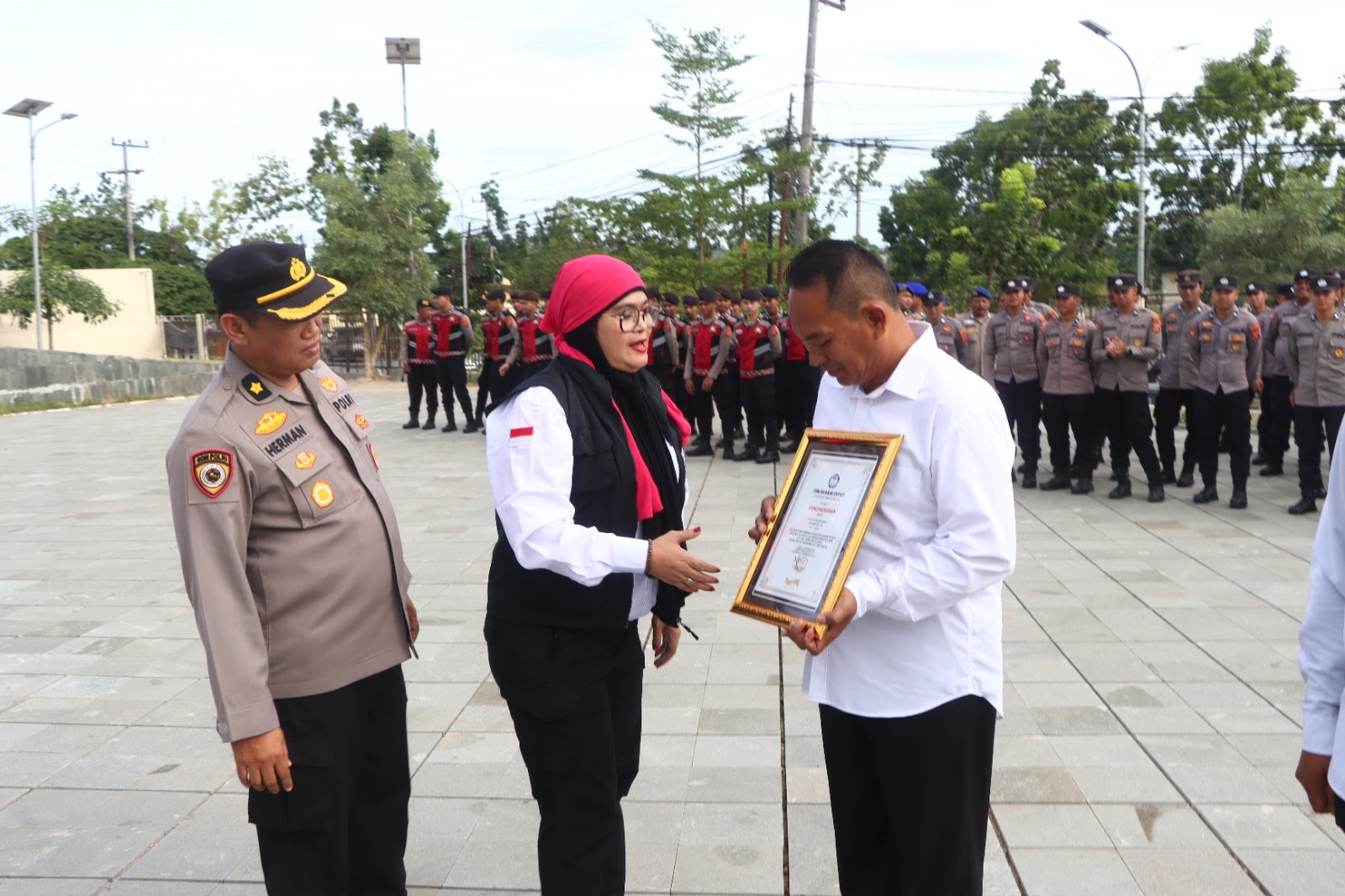 REWARD: Kanit PPA Polres Berau, Iptu Siswanto saat menerima penghargaan TRCPPA kemarin. (ARTA KUSUMA YUNANDA/BP)