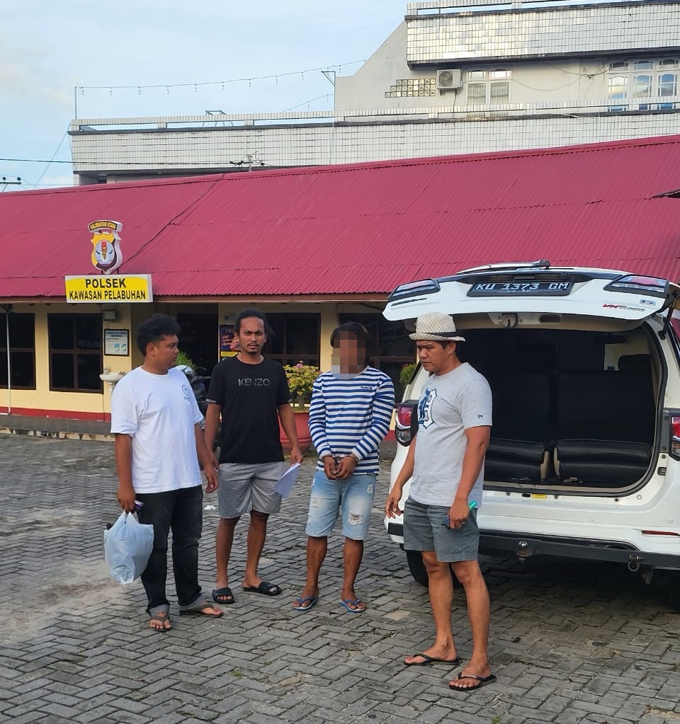 DIAMANKAN POLISI: Tersangka AS saat tiba di Polsek Kawasan Pelabuhan Tarakan untuk ditahan. (POLRES TARAKAN UNTUK HRK)