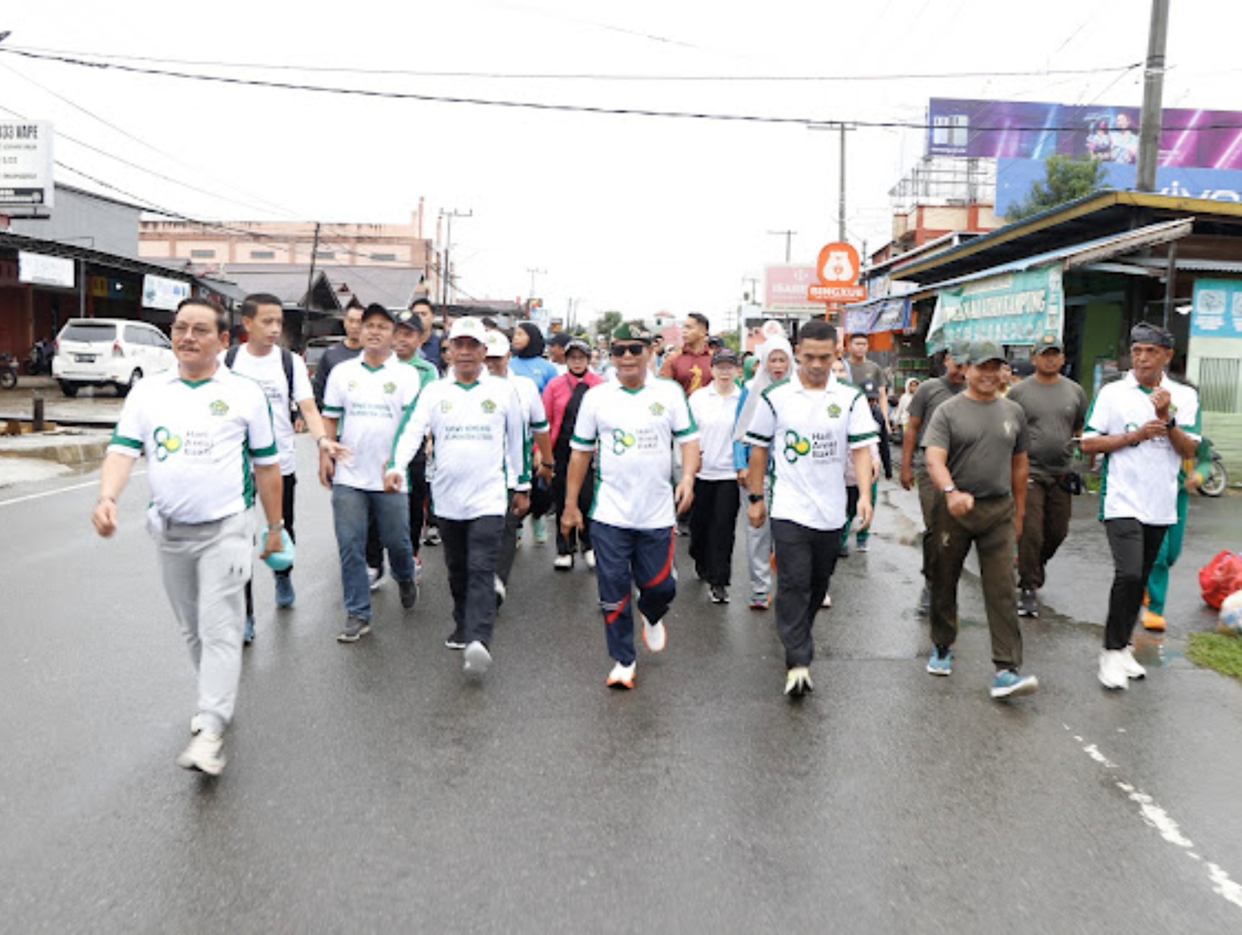 HARI AMAL BAKTI: Gubernur Kaltara Zainal A. Paliwang, didampingi Wagub Kaltara Ingkong Ala bersama masyarakat melaksanakan kegiatan Jalan Sehat Kerukunan Umat Beragama Provinsi Kaltara.(DKISP KALTARA)
