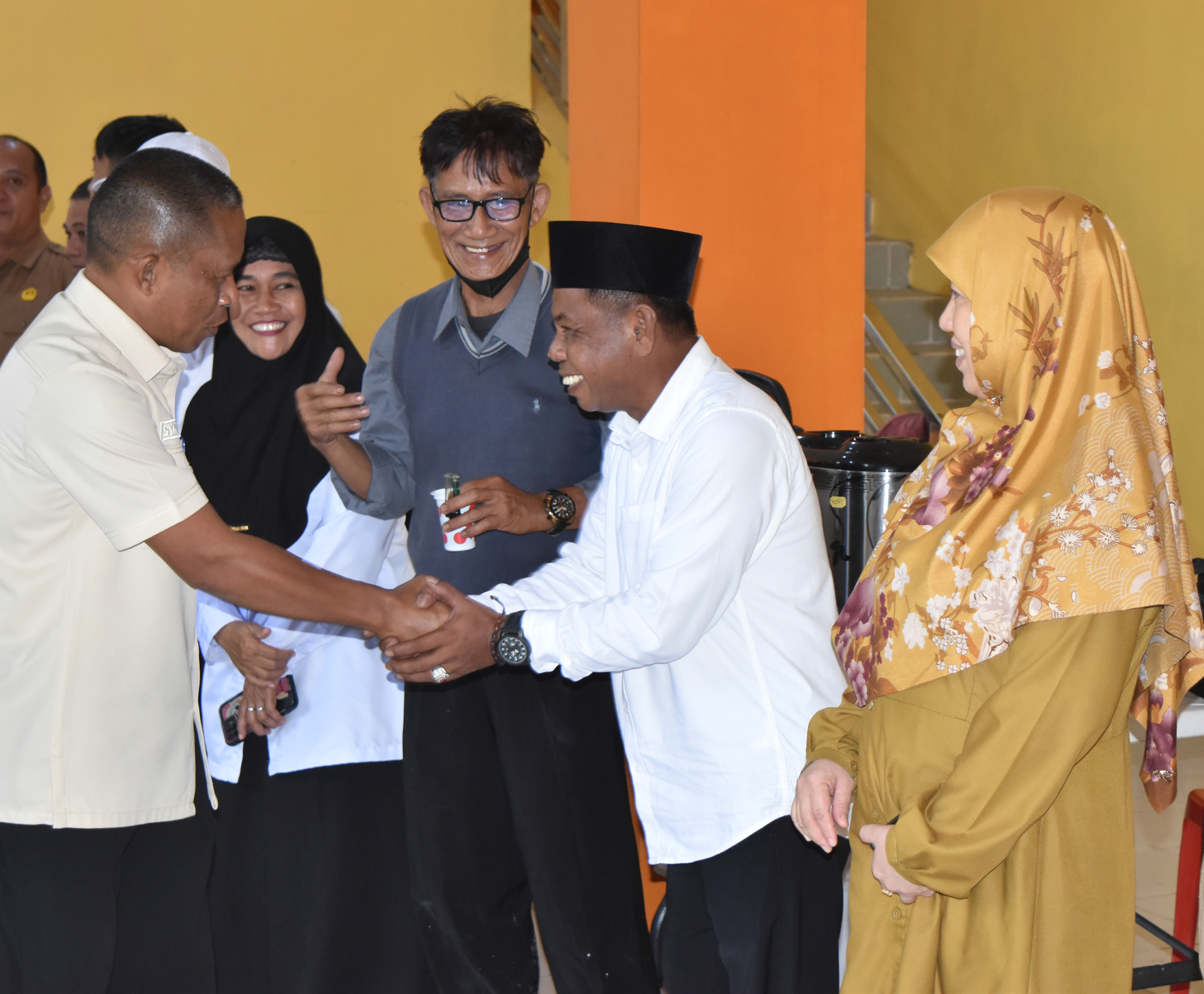 PELANTIKAN RT/RW: Bupati Bulungan Syarwani memberikan ucapan selamat kepada RT/RW yang dilantik. (PEMKAB BULUNGAN)