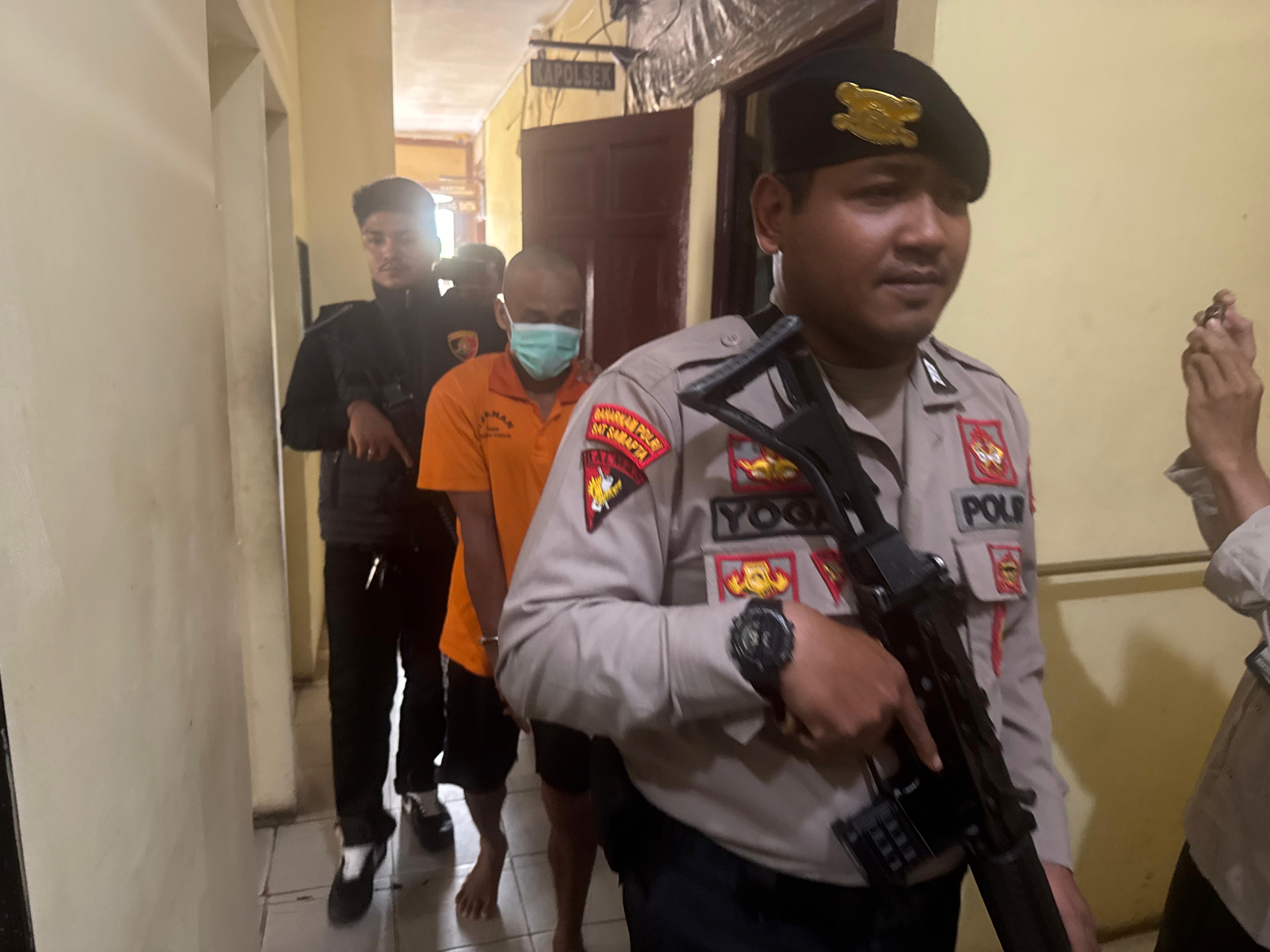 PENGANIAYAAN: Tersangka JM diamankan Unit Reskrim Polsek Tarakan Timur, Rabu (7/1). (SEPTIAN ASMADI/HRK)