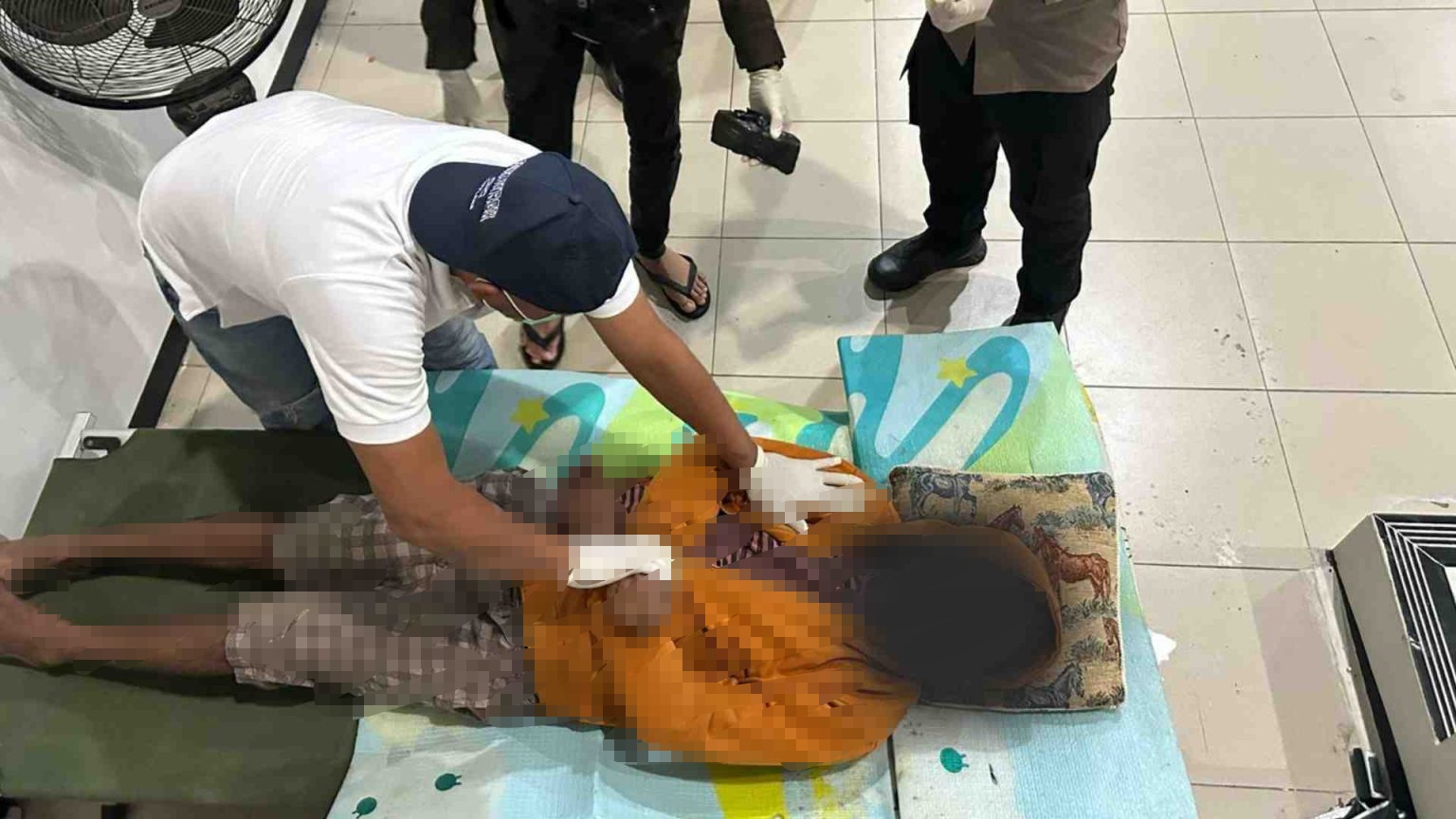 EVAKUASI: Petugas Polsek Tanjung Redeb memeriksa jenazah YAF yang ditemukan tewas di aula gereja. (KAPOLSEK TANJUNG REDEB UNTUK BERAU POST)