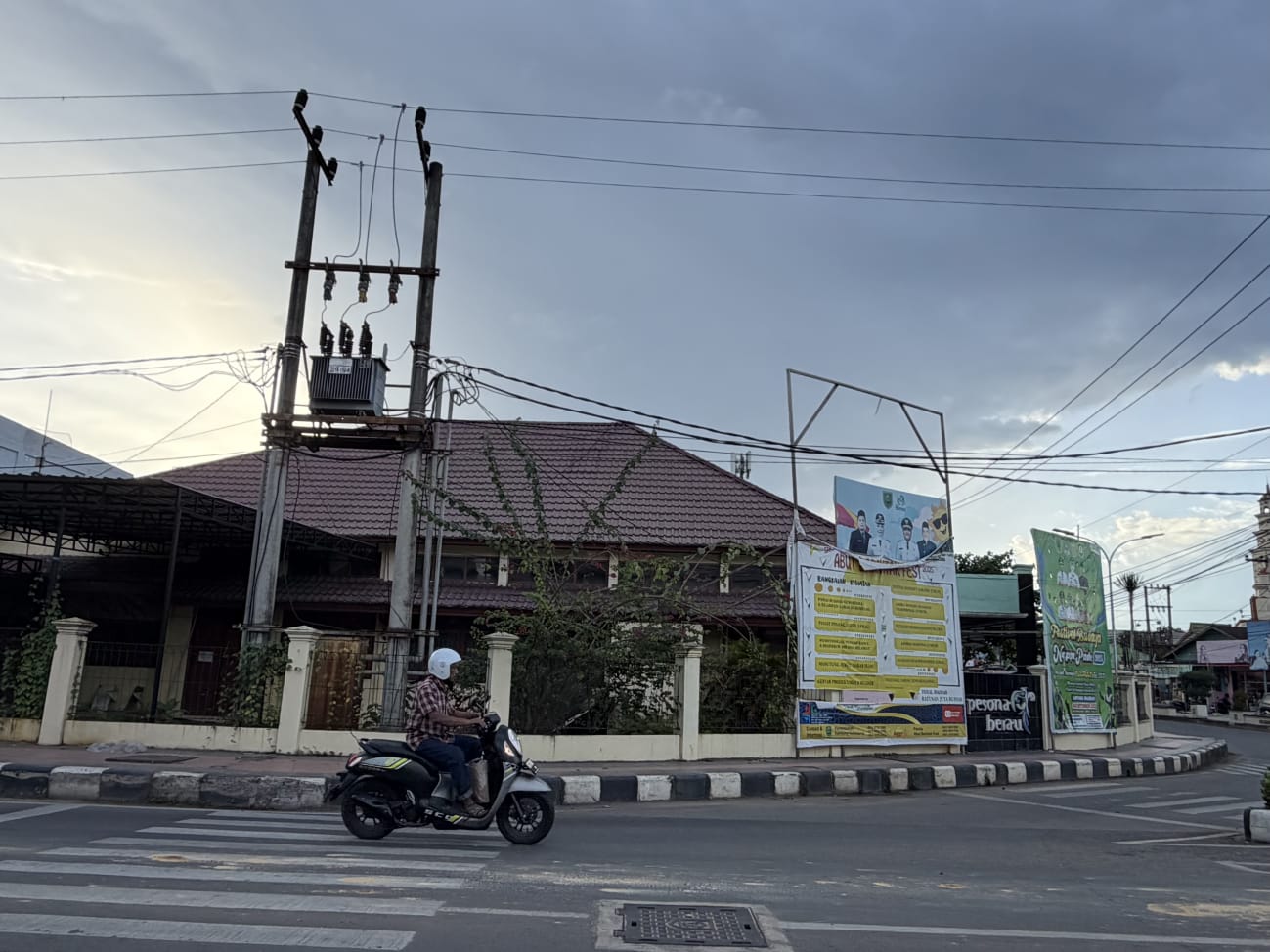 AKAN DIBONGKAR: Bekas kantor Disbudpar Berau di Jalan Pemuda, Tanjung Redeb akan dibongkar dan rencananya akan dijadikan RTH. (IZZA/BP)