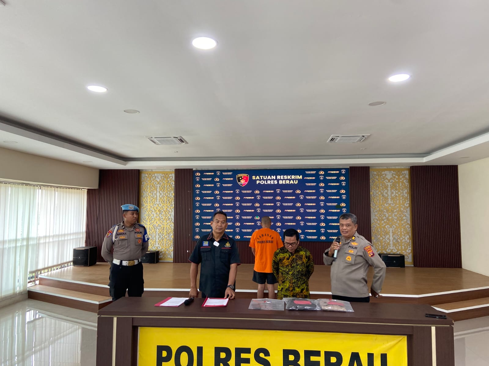 SAAT DIRILIS: Unit PPA Polres Berau saat merilis kasus pelecehan seksual dengan tersangka A beberapa waktu lalu. (ARTA KUSUMA YUNANDA/BP)