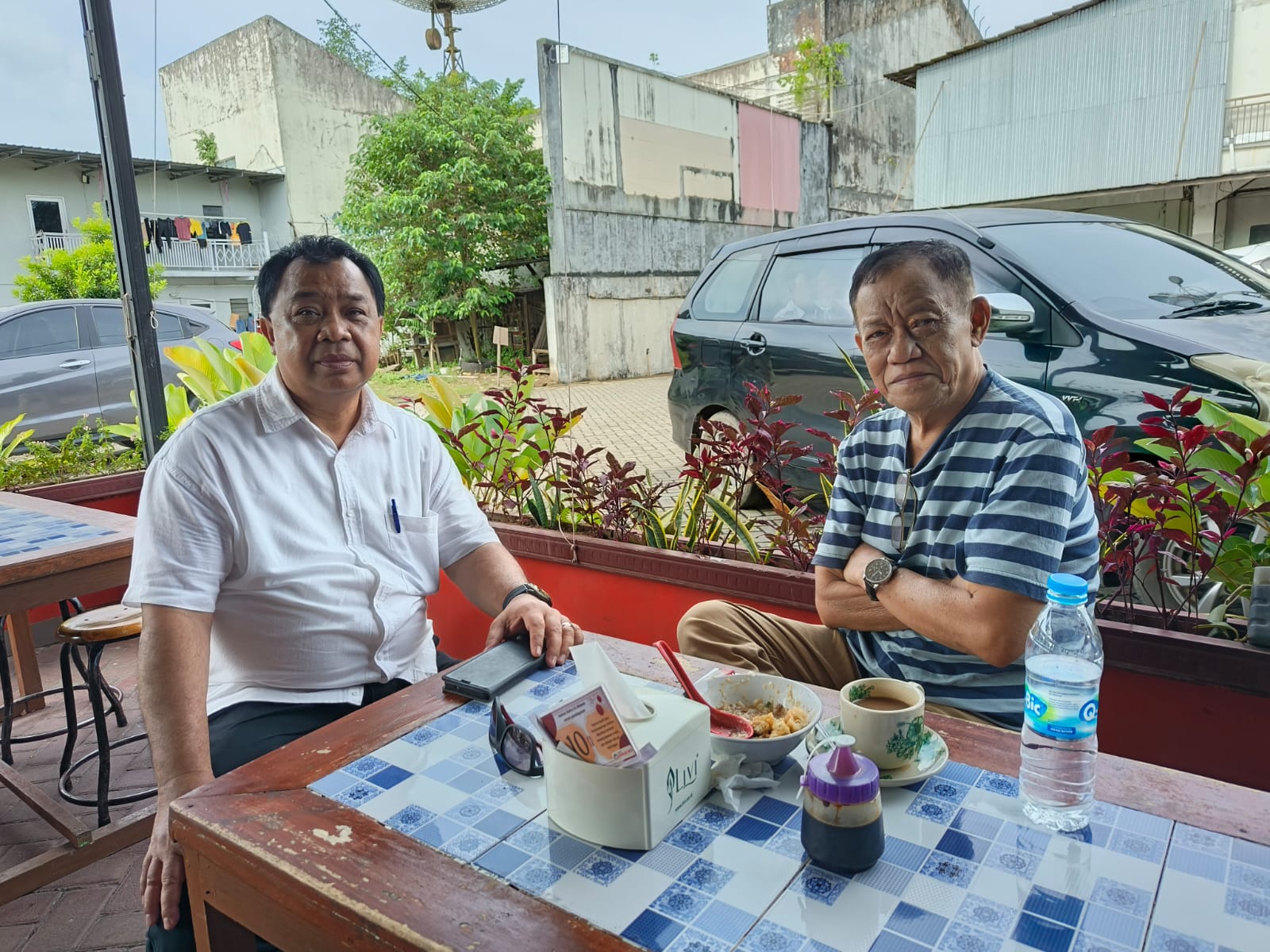 KAWAN LAMA: Pertemuan penulis dengan Gazali yang dulu bekerja di Dinas Kehutanan Berau di warkop 11-1 Samarinda. (Dok. Pribadi)
