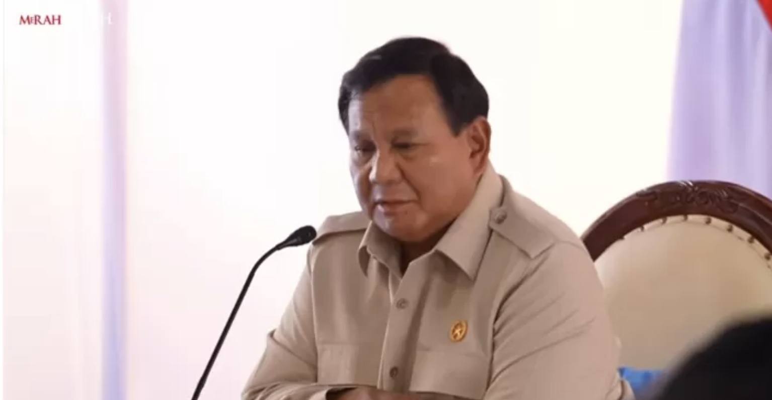 Presiden Prabowo Subianto saat meninjau lokasi terdampak bencana di Kabupaten Aceh Tamiang, Provinsi Aceh, Kamis (1/1). (Setpres).