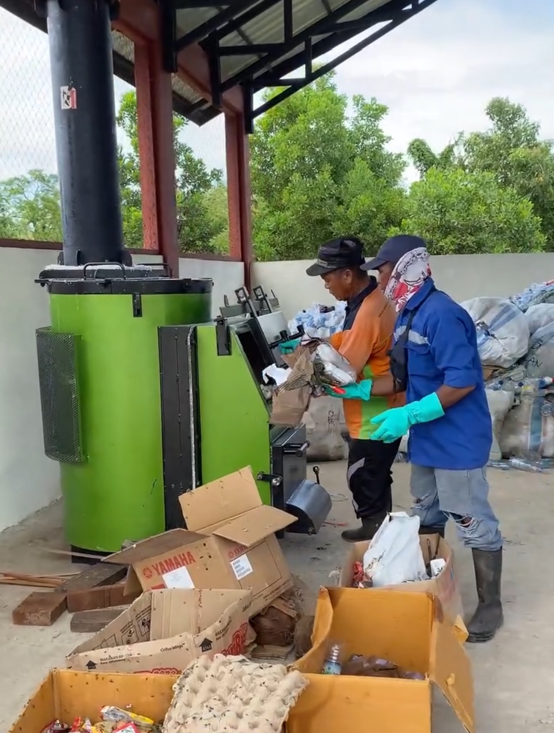 ILUSTRASI: DLHK mulai memasang incinerator ramah lingkungan di tiga TPST sebagai upaya menekan volume sampah ke TPA. (BERAU POST)