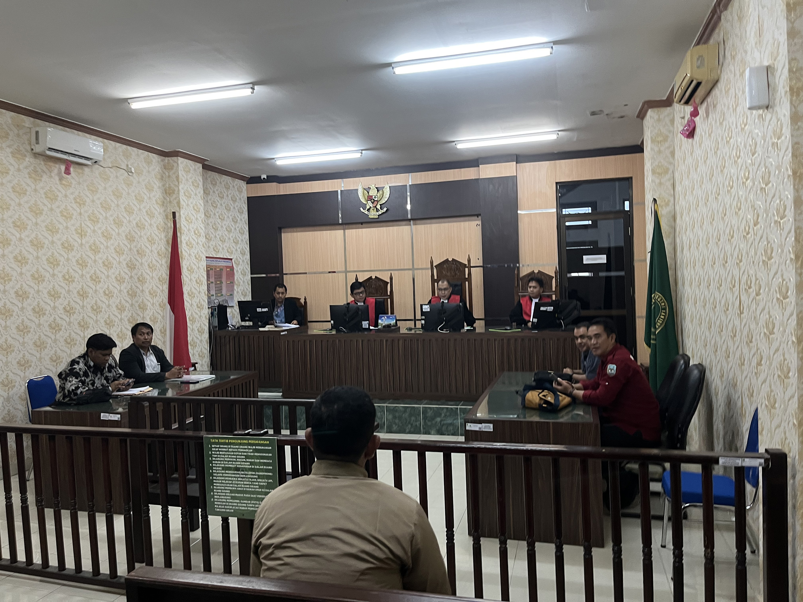 TERTUNDA: Majelis hakim belum dapat melanjutkan agenda persidangan ke tahap pembacaan gugatan. (FAISAL/HRK)