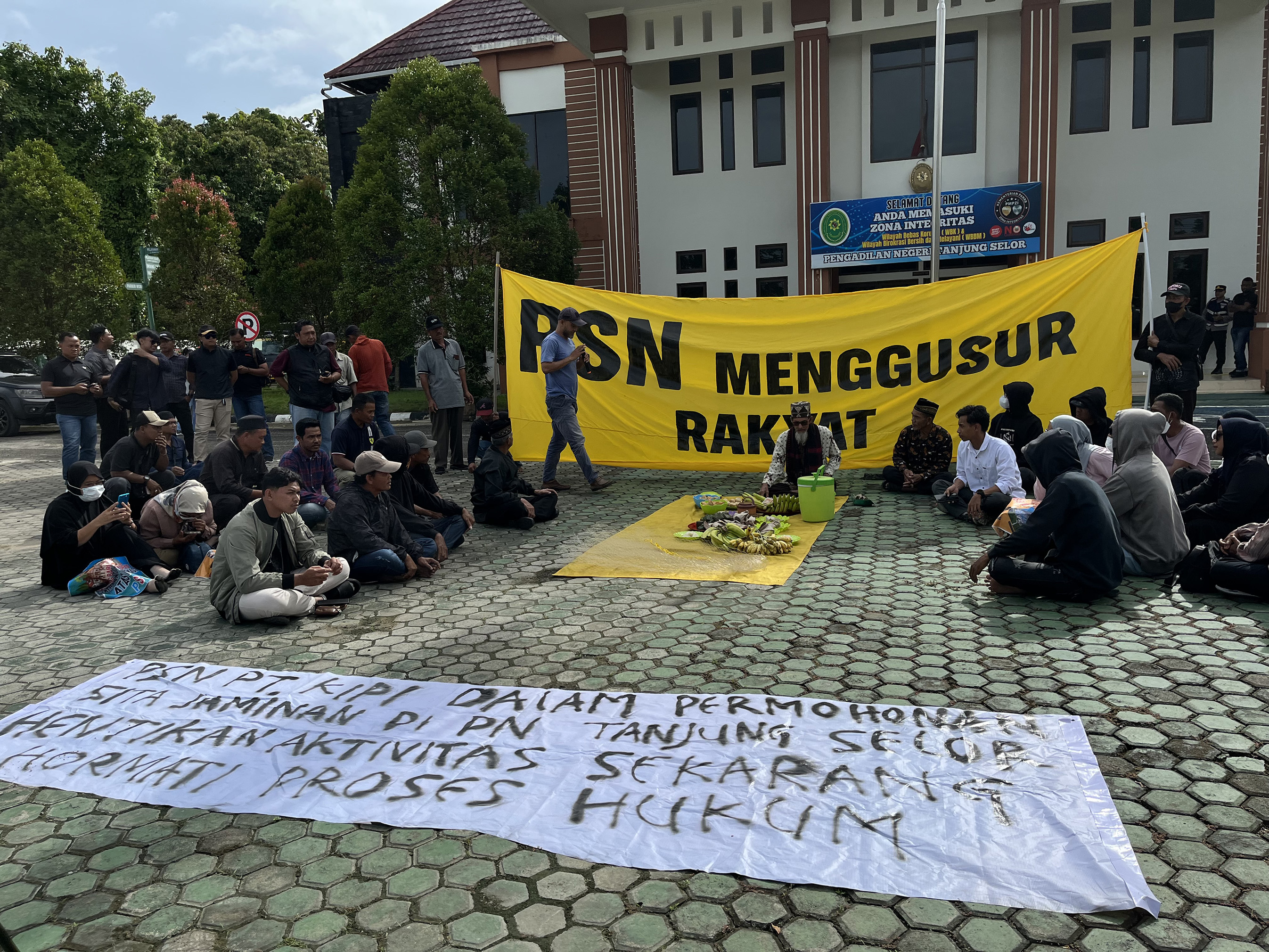 AKSI TEATRIKAL: Warga Mangkupadi yang menjadi penggugat melakukan aksi sebelum sidang gugatan dimulai di halaman PN Tanjung Selor. (FAISAL/HRK)