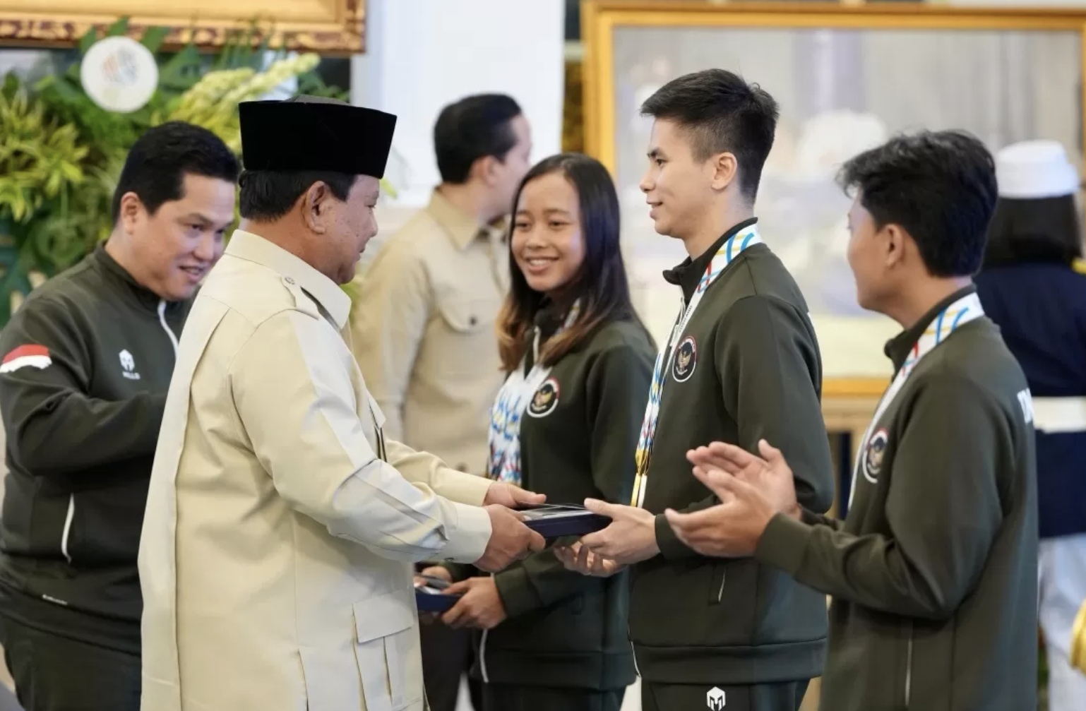 Presiden Prabowo Subianto didampingi Menpora Erick Thohir secara simbolis memberikan bonus kepada tiga atlet peraih medali SEA Games 2025. (Dok. Kemenpora)
