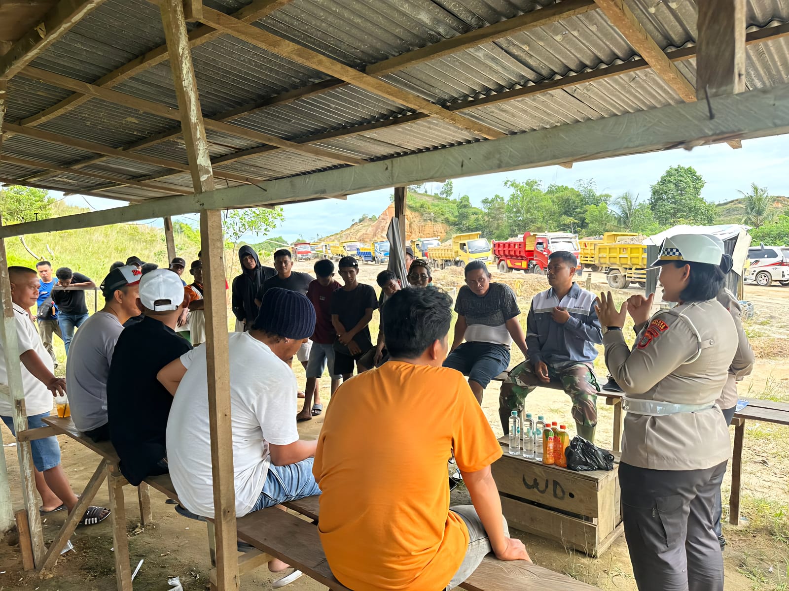 TERTIB BERKENDARA: Personel Satlantas Polres Tarakan melakukan sosialisasi keselamatan berkendara, Kamis (8/1). (SEPTIAN ASMADI/HRK)