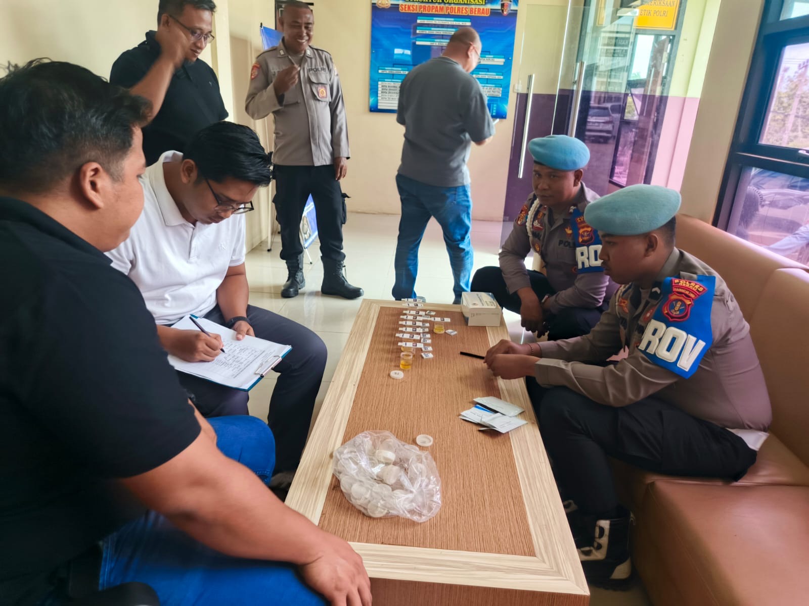 GAKTIBPLIN: Personel Polres Berau saat melakukan pengecekan tes urine. (ARTA KUSUMA YUNANDA/BP)