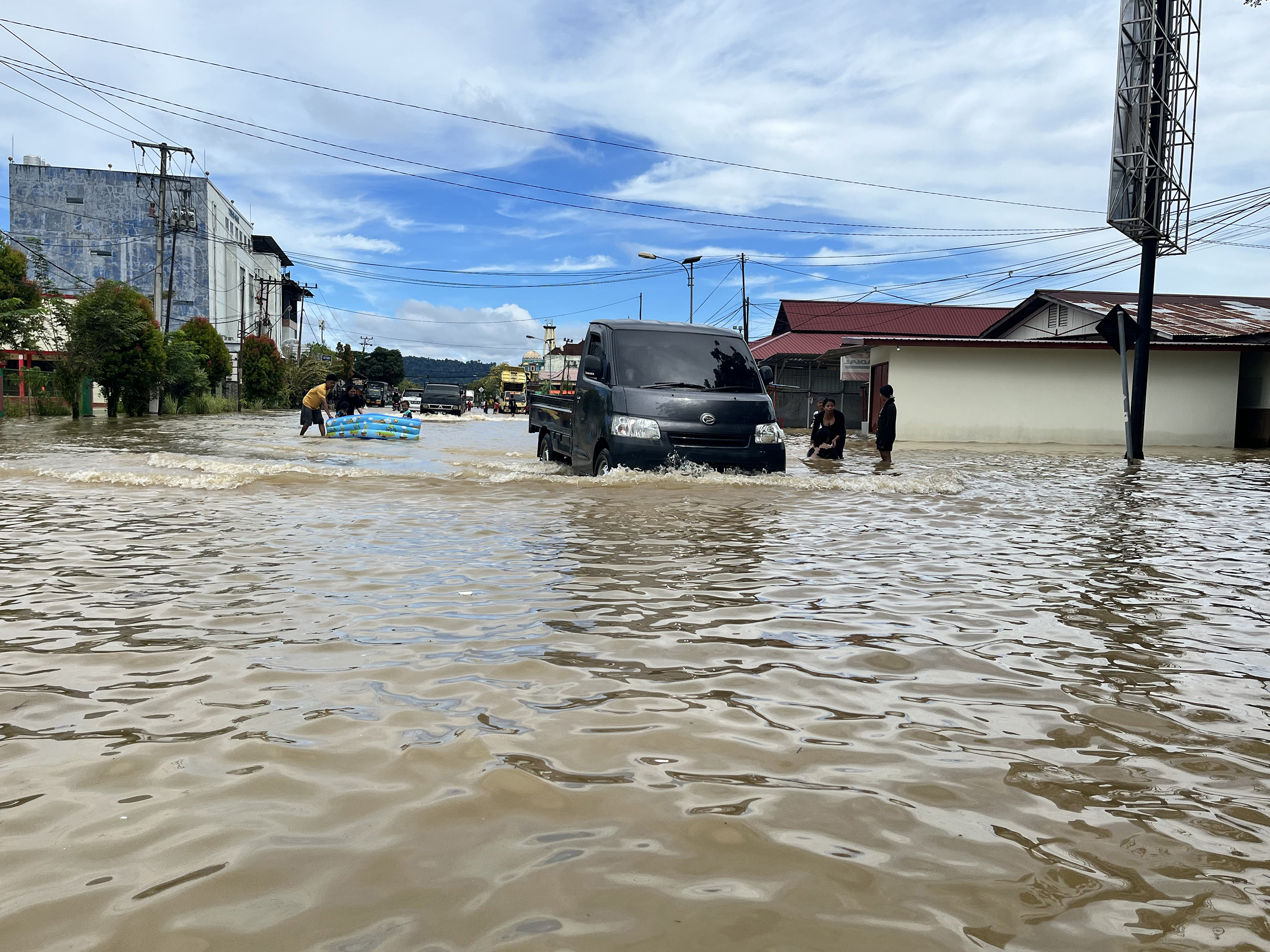 ILUSTRASI: Masyarakat diimbau tetap waspada terhadap perubahan cuaca ekstrem yang mengakibatkan terjadinya banjir. (HRK)