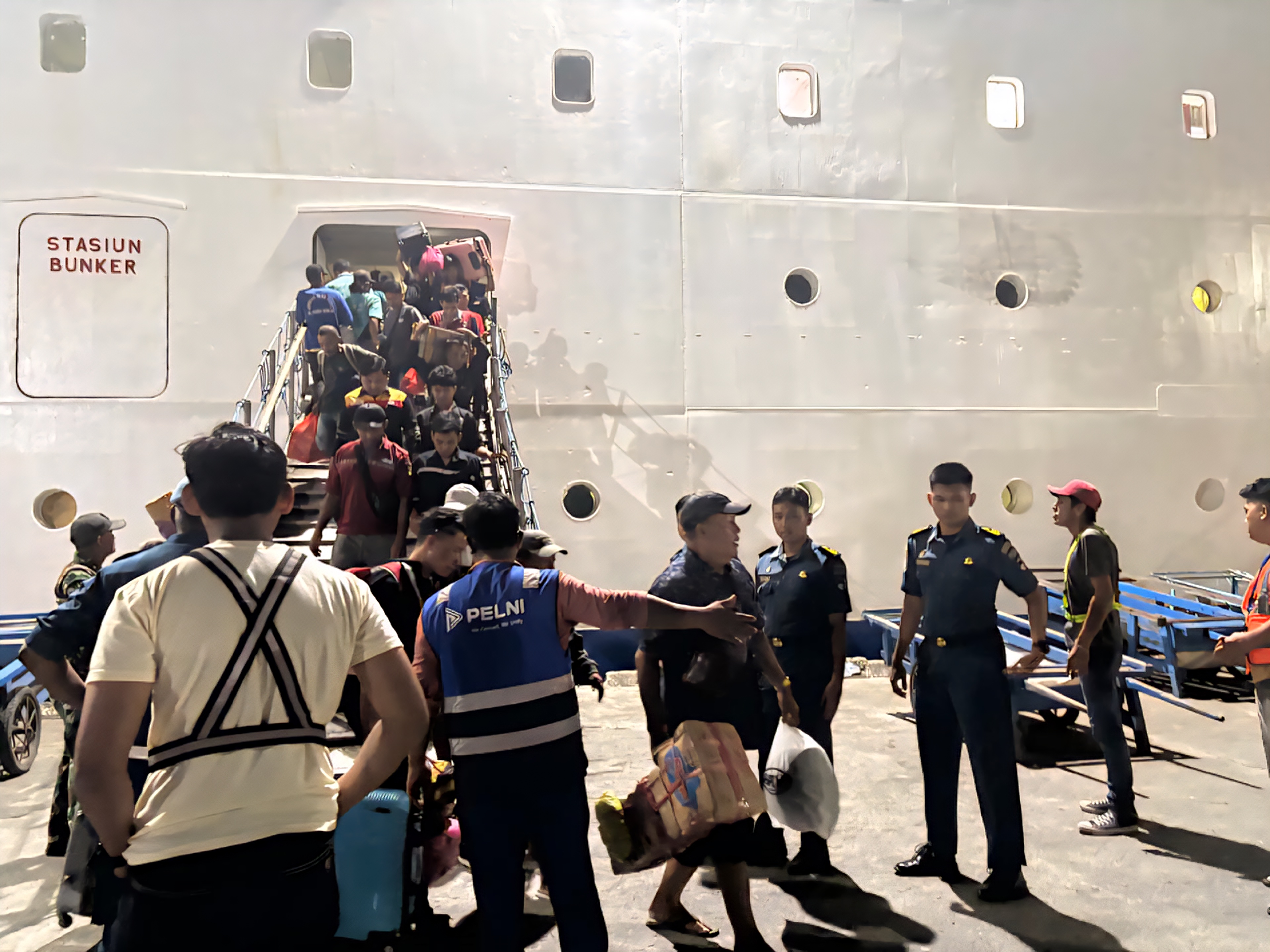 ARUS PENUMPANG: Petugas KSOP Tarakan layani penumpang di Pelalabuhan Malundung Tarakan. (SEPTIAN ASMADI/HRK)
