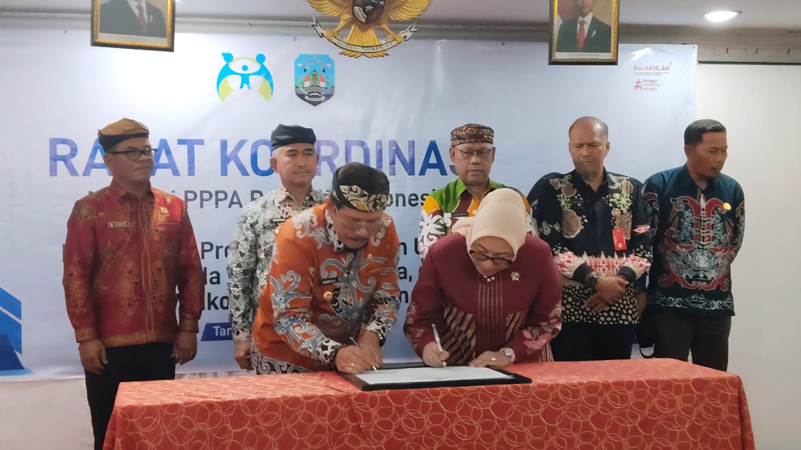 KOMITMEN BERSAMA: Menteri PPPA RI Arifatul Choiri Fauzi tandatangani komitmen pembentukan UPTD Perlindungan Perempuan dan Anak, Jumat (9/1). (SEPTIAN ASMADI/HRK)