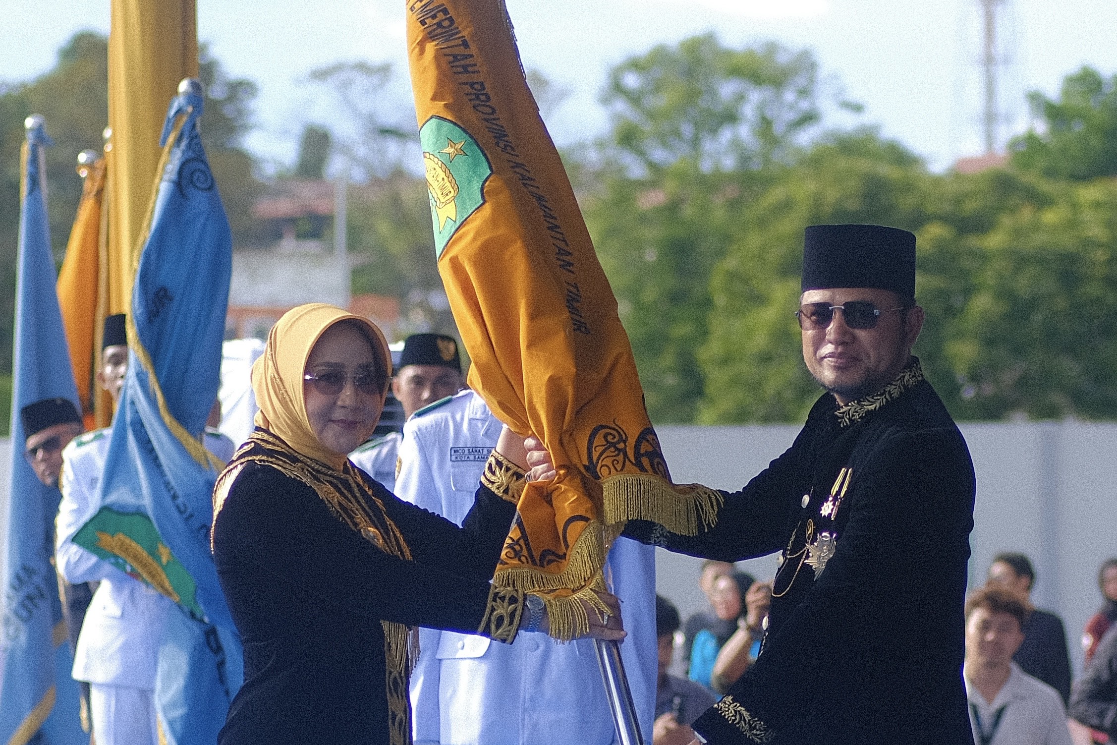ARINDAMA: Bupati Berau, Sri Juniarsih, menerima pataka Arindama dari Gubernur Kaltim, Rudy Masud di Gelora Kadrie Oening (GKO), Samarinda, Jumat (9/1). (PROKOPIM SETKAB BERAU UNTUK BERAU POST)