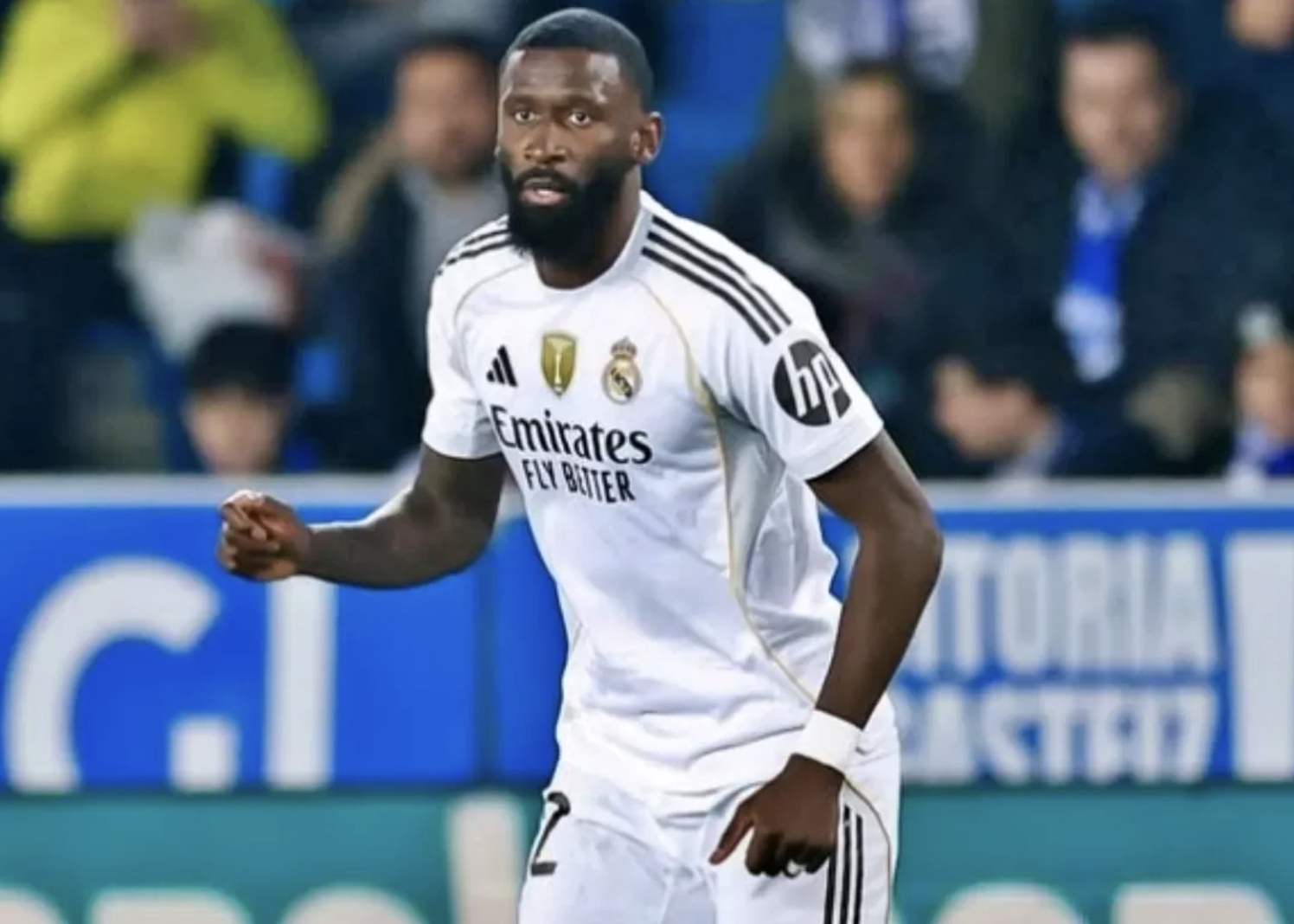 Krisis bek tengah menghantam Real Madrid jelang final Piala Super Spanyol melawan Barcelona, memaksa Xabi Alonso mempertimbangkan opsi darurat di lini pertahanan. (Instagram/@toniruediger)