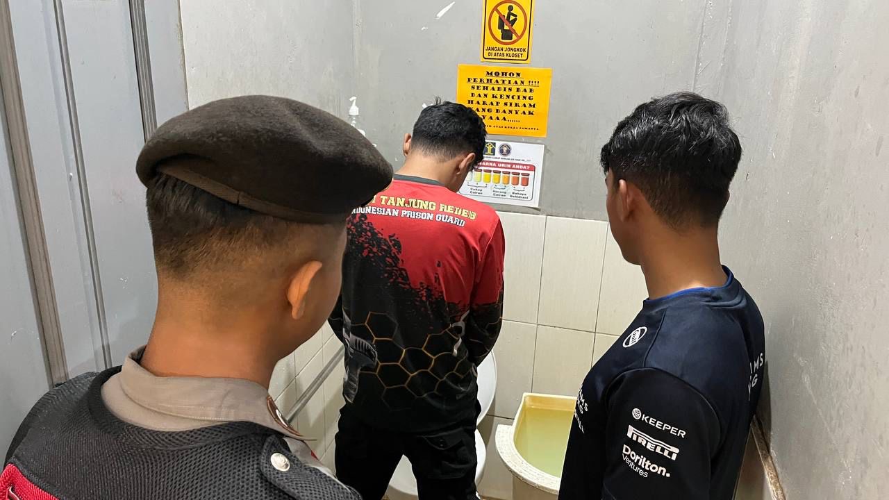 TES URINE: Salah satu pegawai Rutan Kelas IIB Tanjung Redeb saat melakukan tes urine, kemarin. (ARTA KUSUMA YUNANDA/BP)